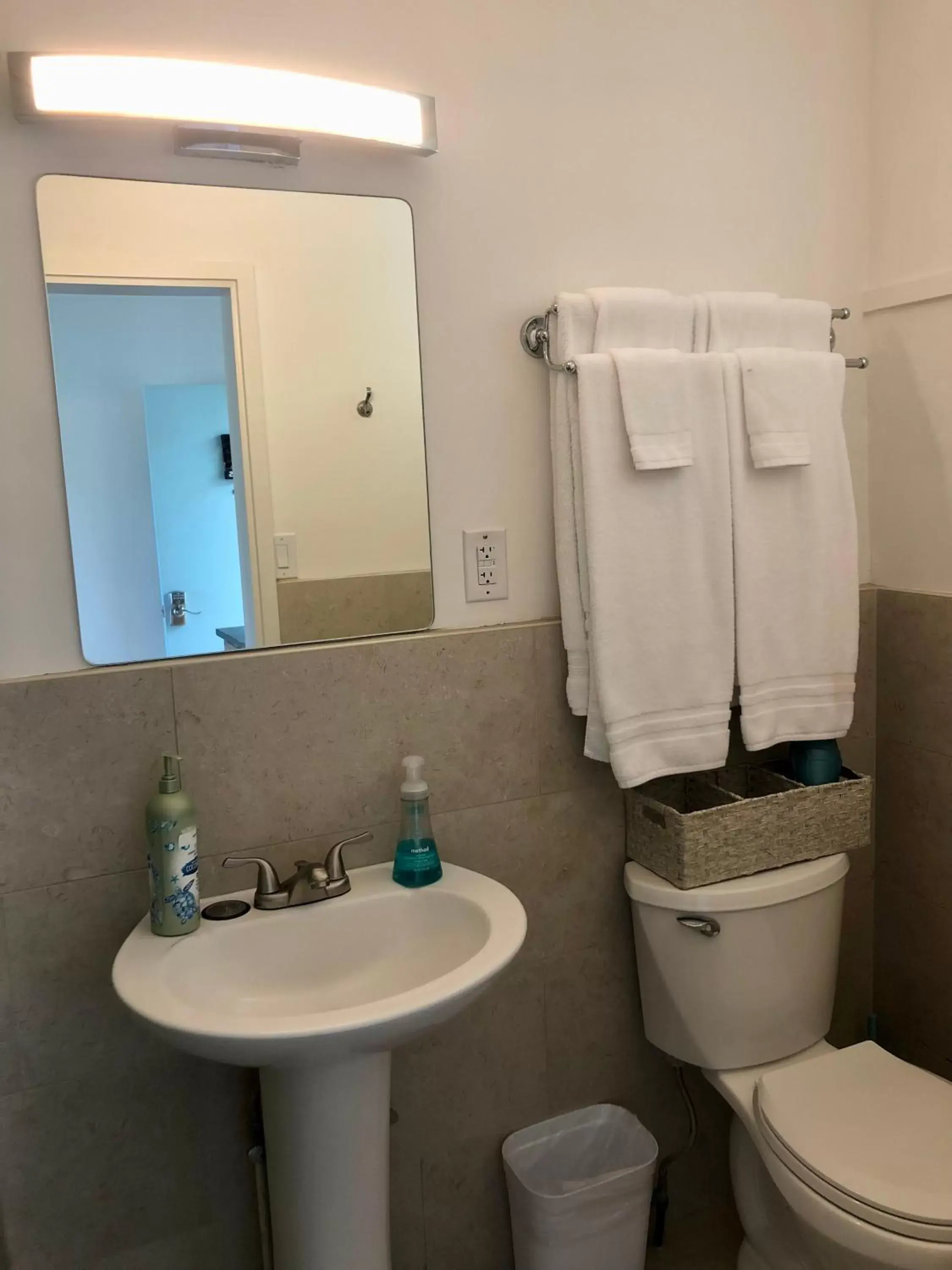 Bathroom in Kona Tiki Hotel
