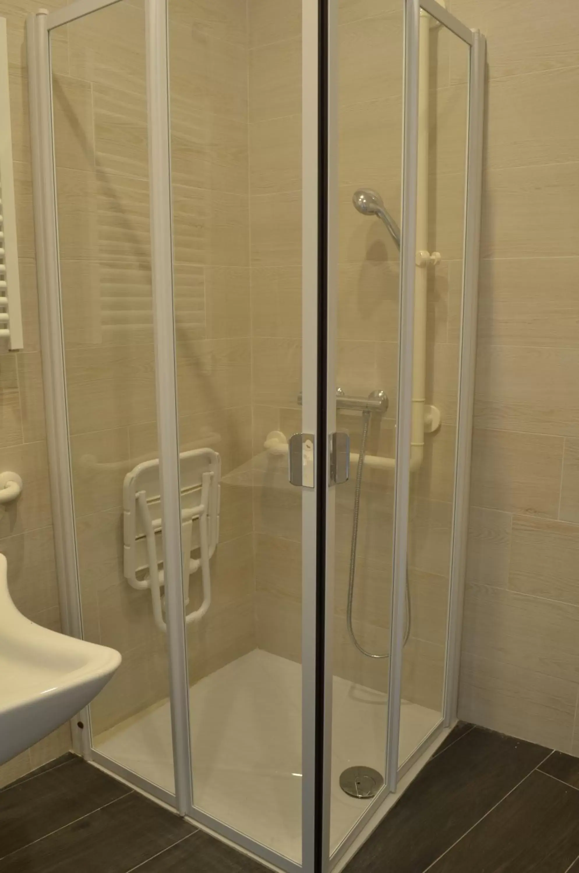 Facility for disabled guests, Bathroom in Aparthotel ParKHo