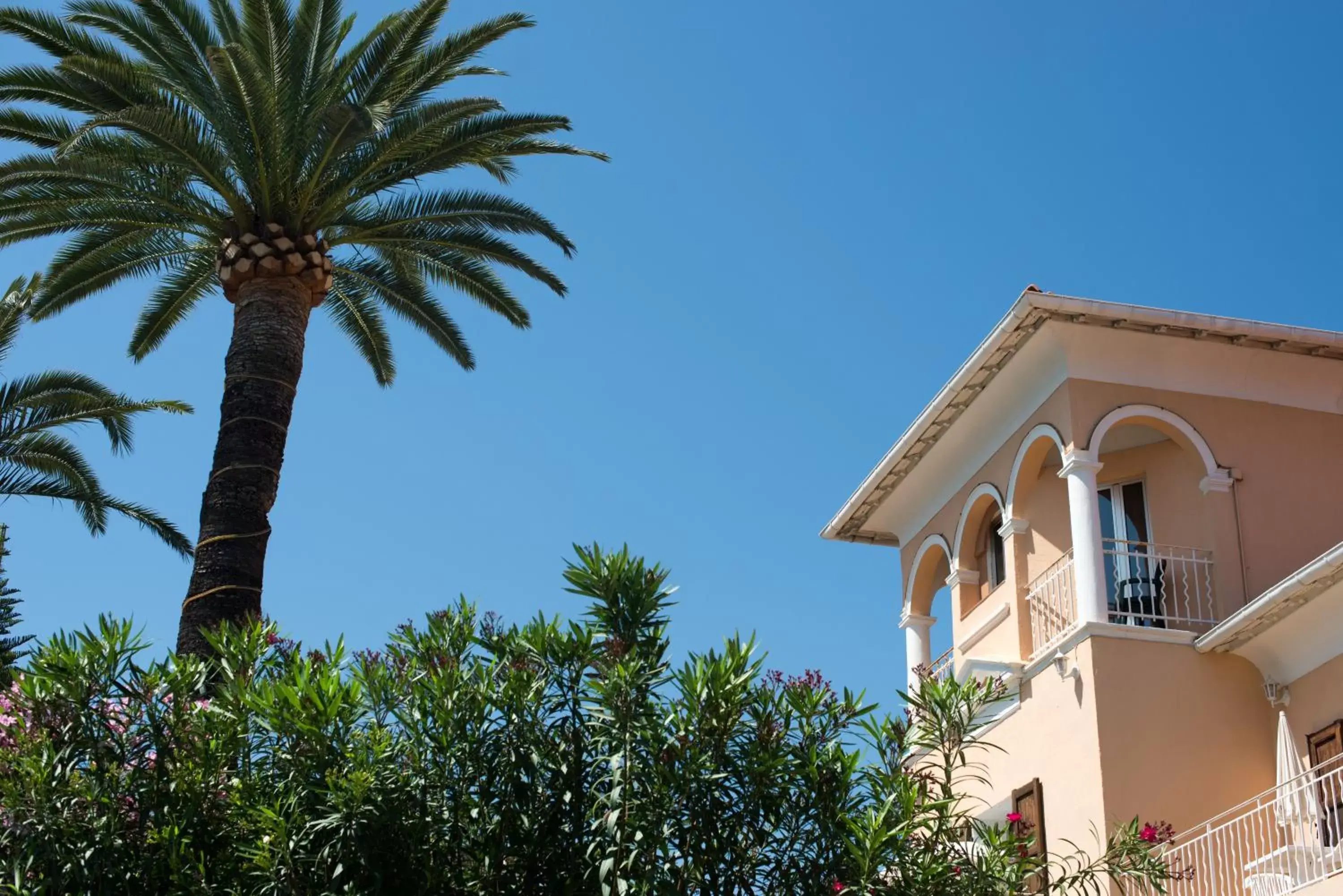 Facade/entrance, Property Building in Hotel et Appartements Reine D'Azur