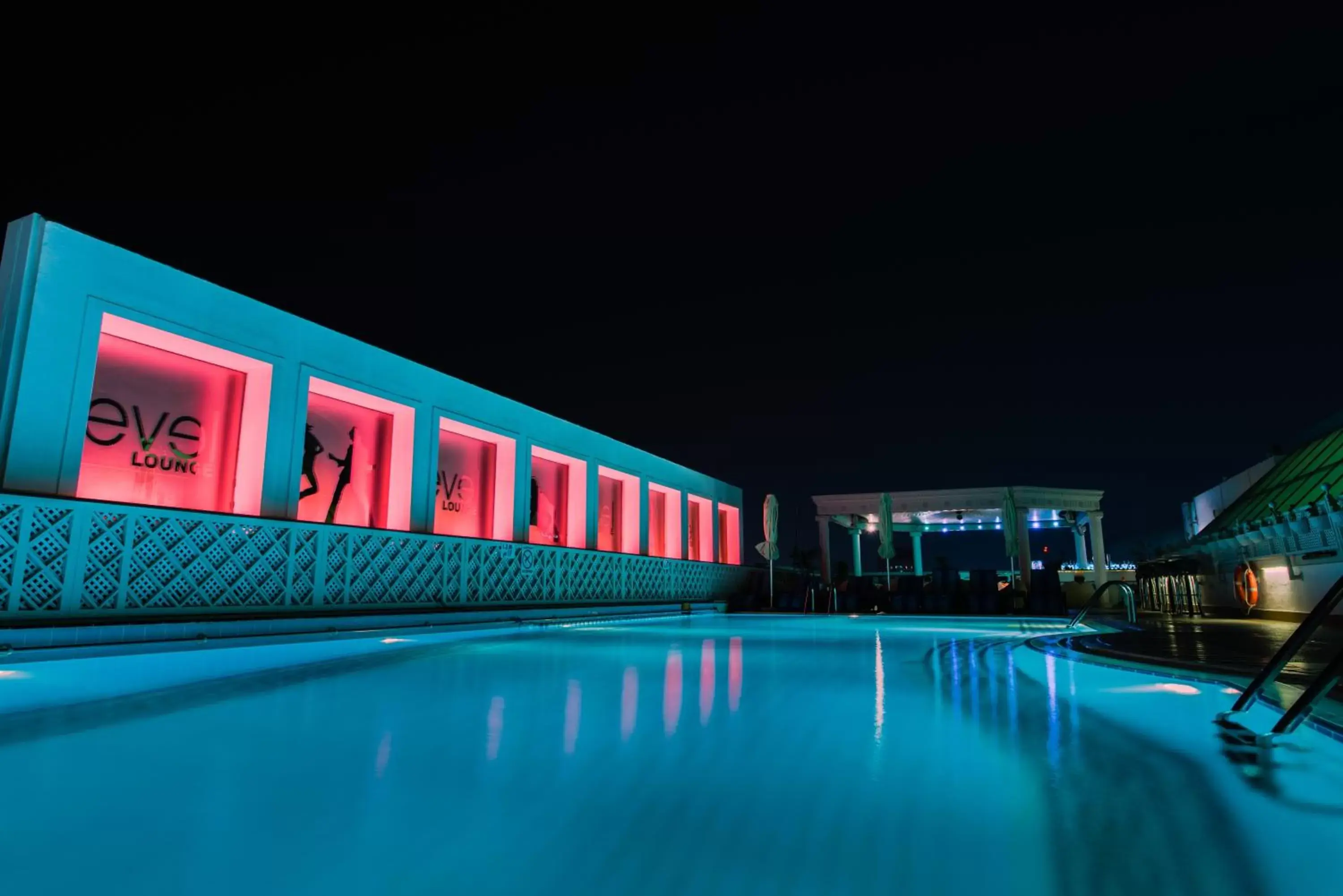 Swimming pool in Millennium Downtown