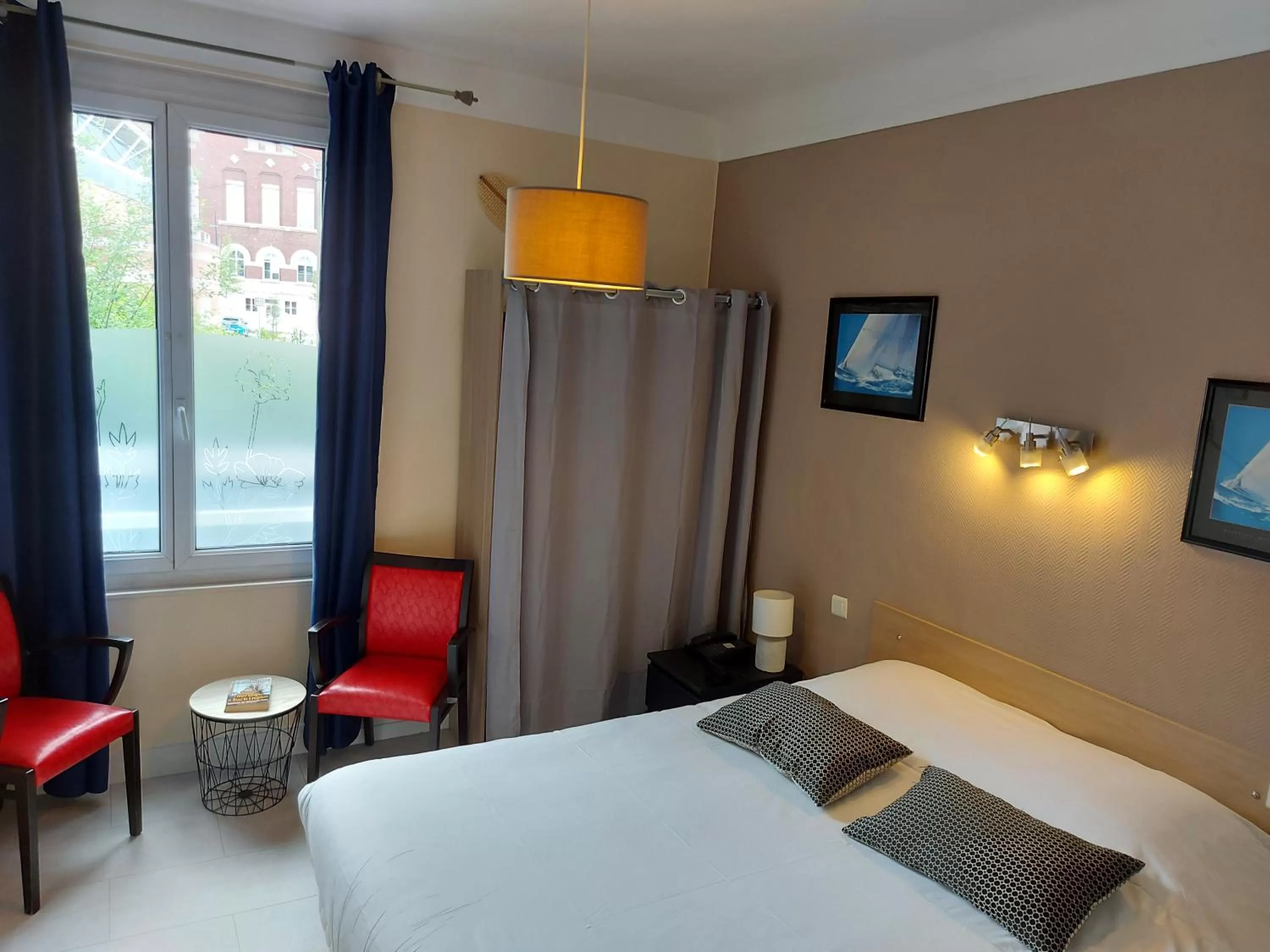 Bed in Hotel De La Paix