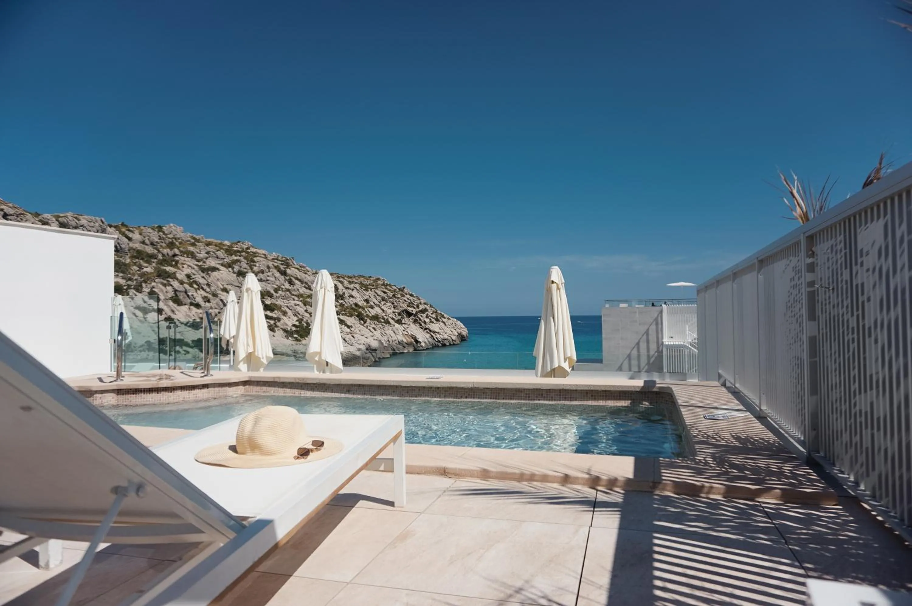 Swimming pool in Hoposa Niu