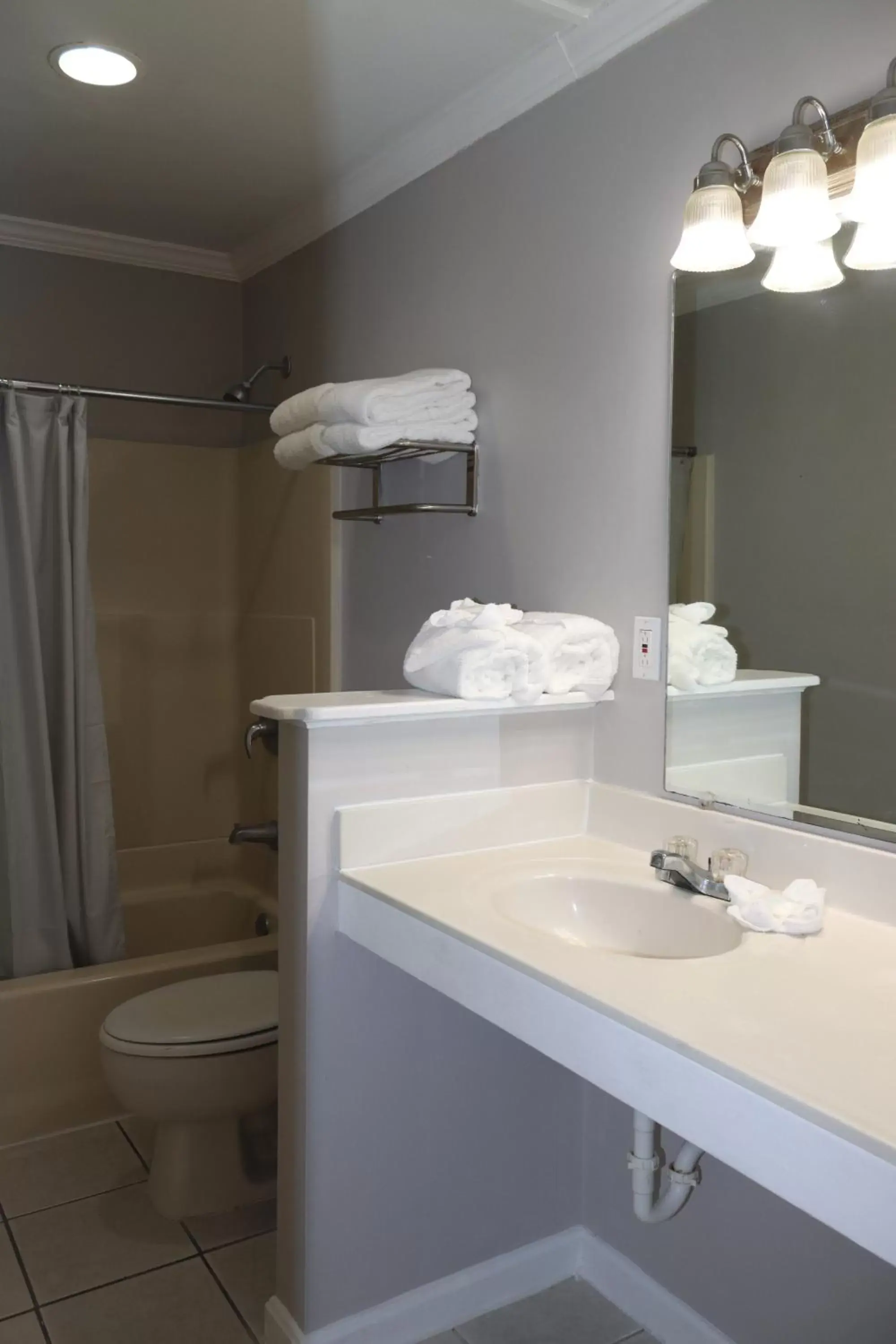 Bathroom in The Burgundy Inn Hotel and Apartments