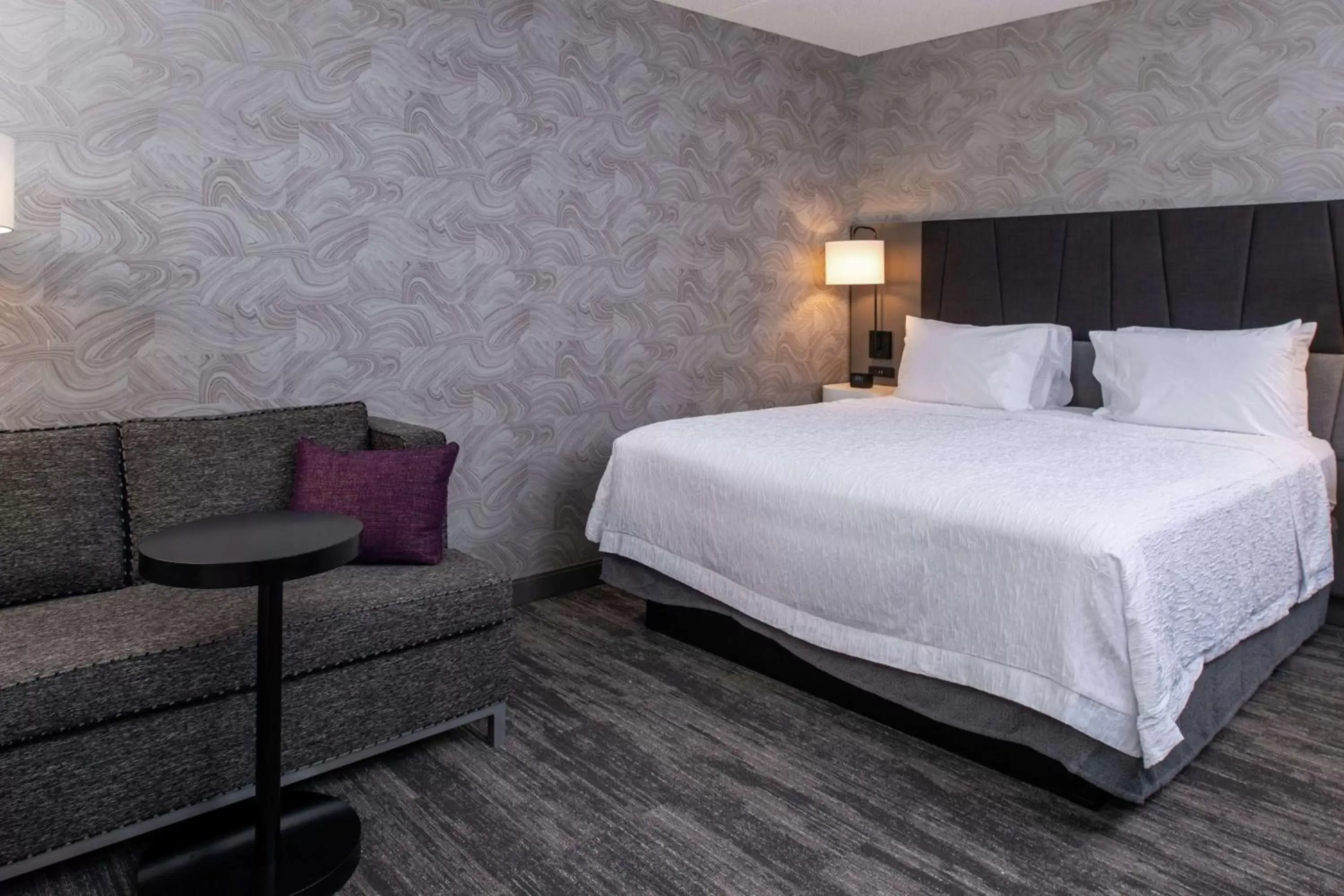 Living room, Bed in Hampton Inn & Suites Winston-Salem Downtown