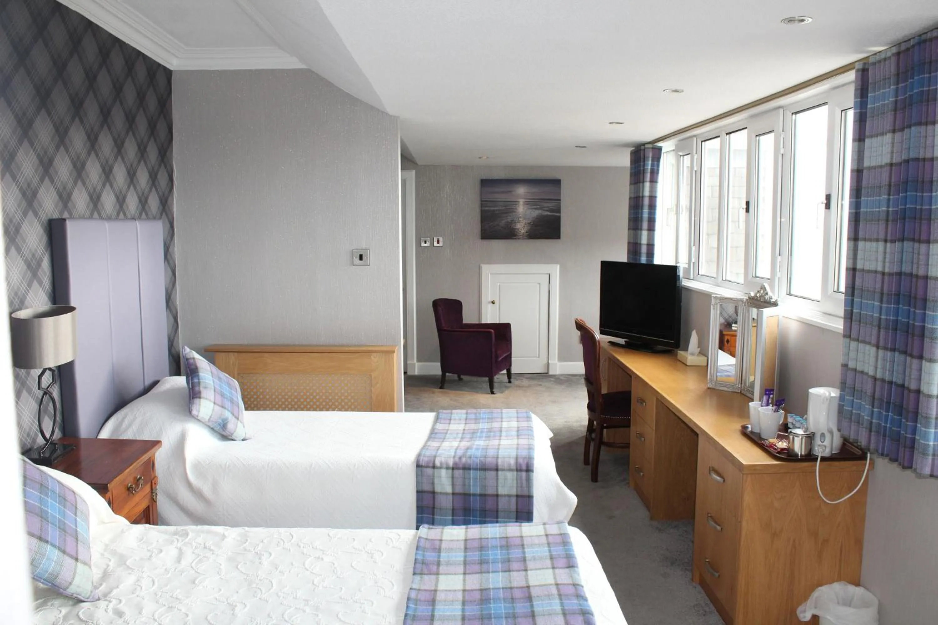 Photo of the whole room, Bed in South Beach Hotel