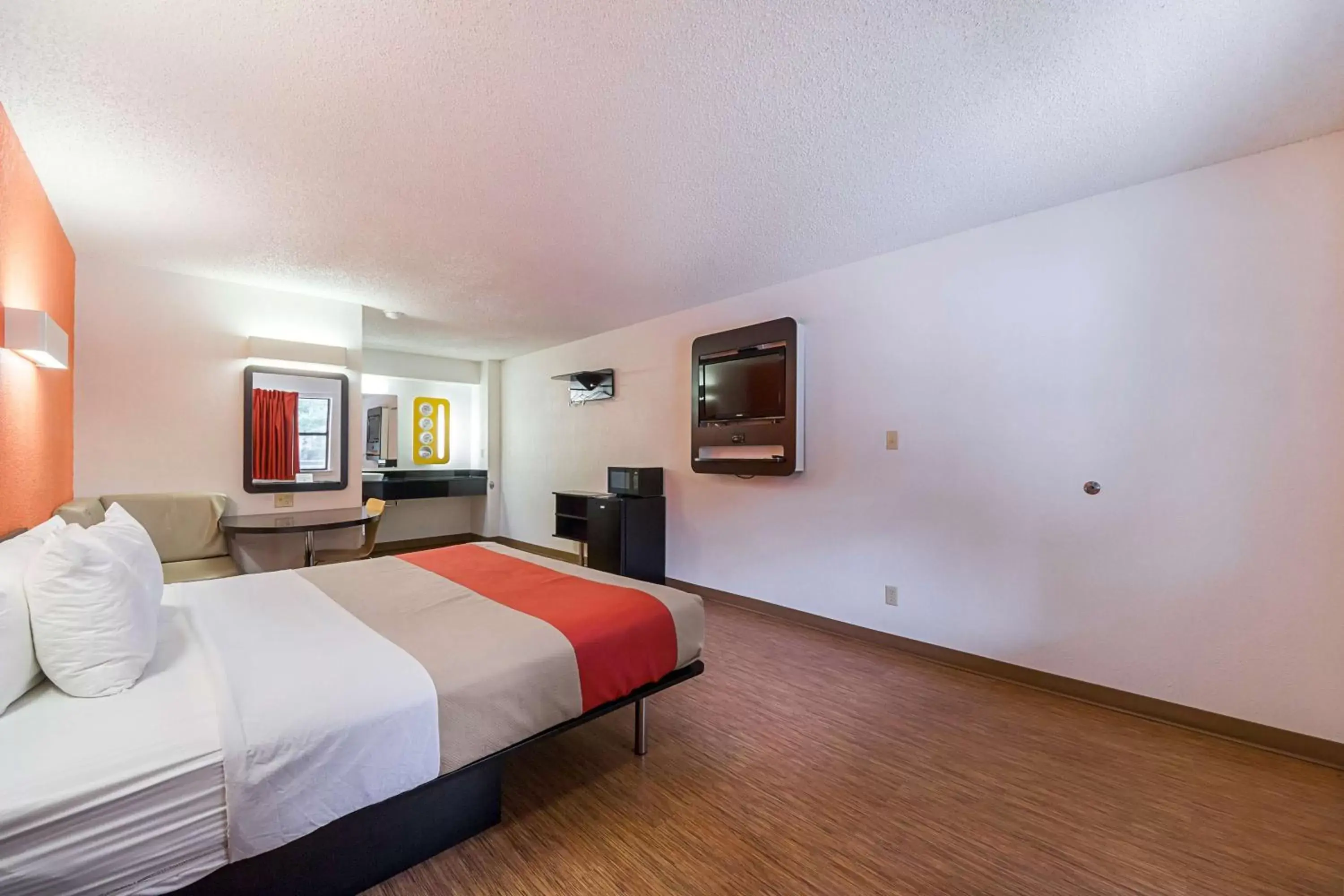 TV and multimedia, Room Photo in Motel 6-Boerne, TX