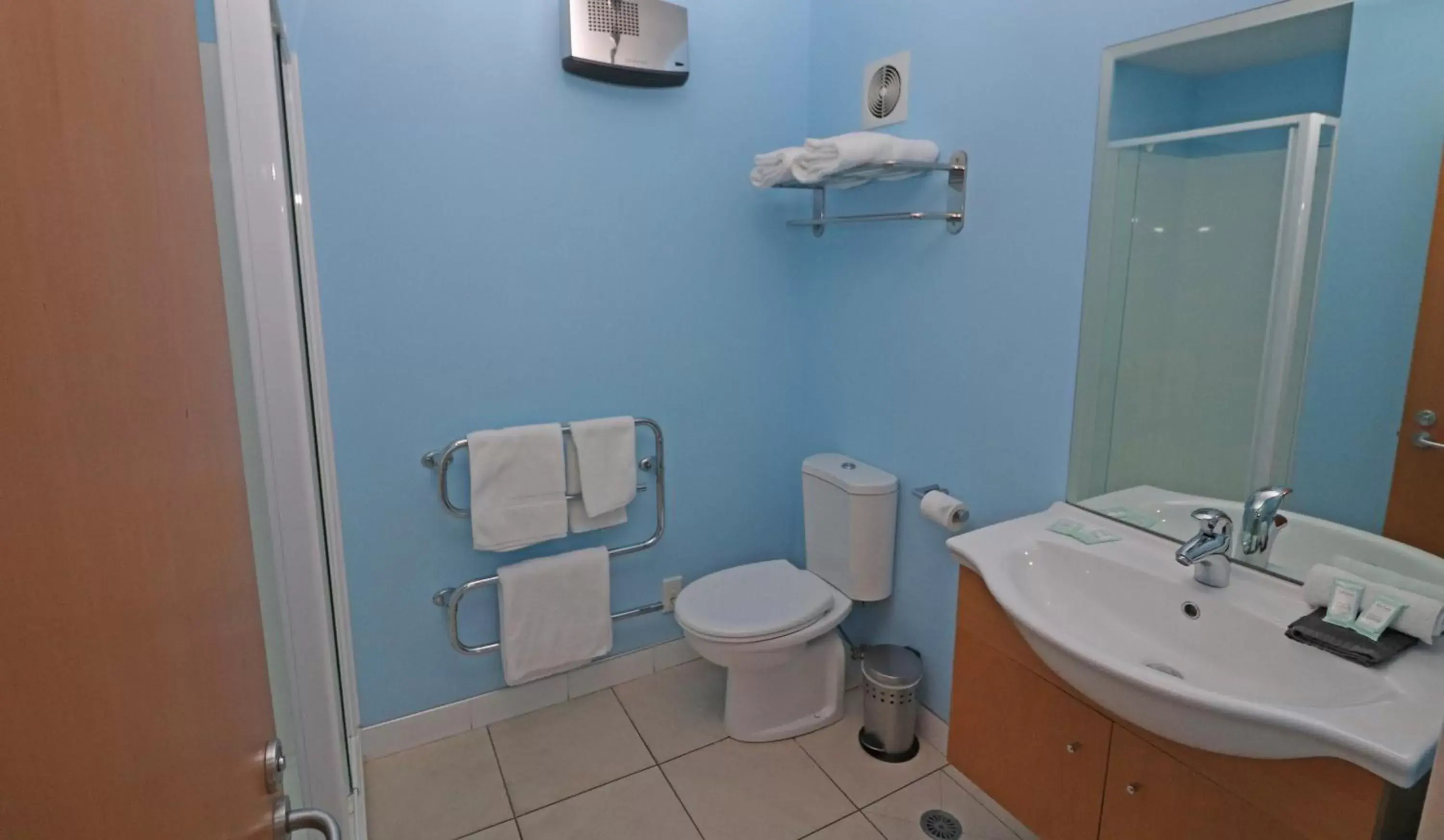 Shower, Bathroom in Sumner Bay Motel