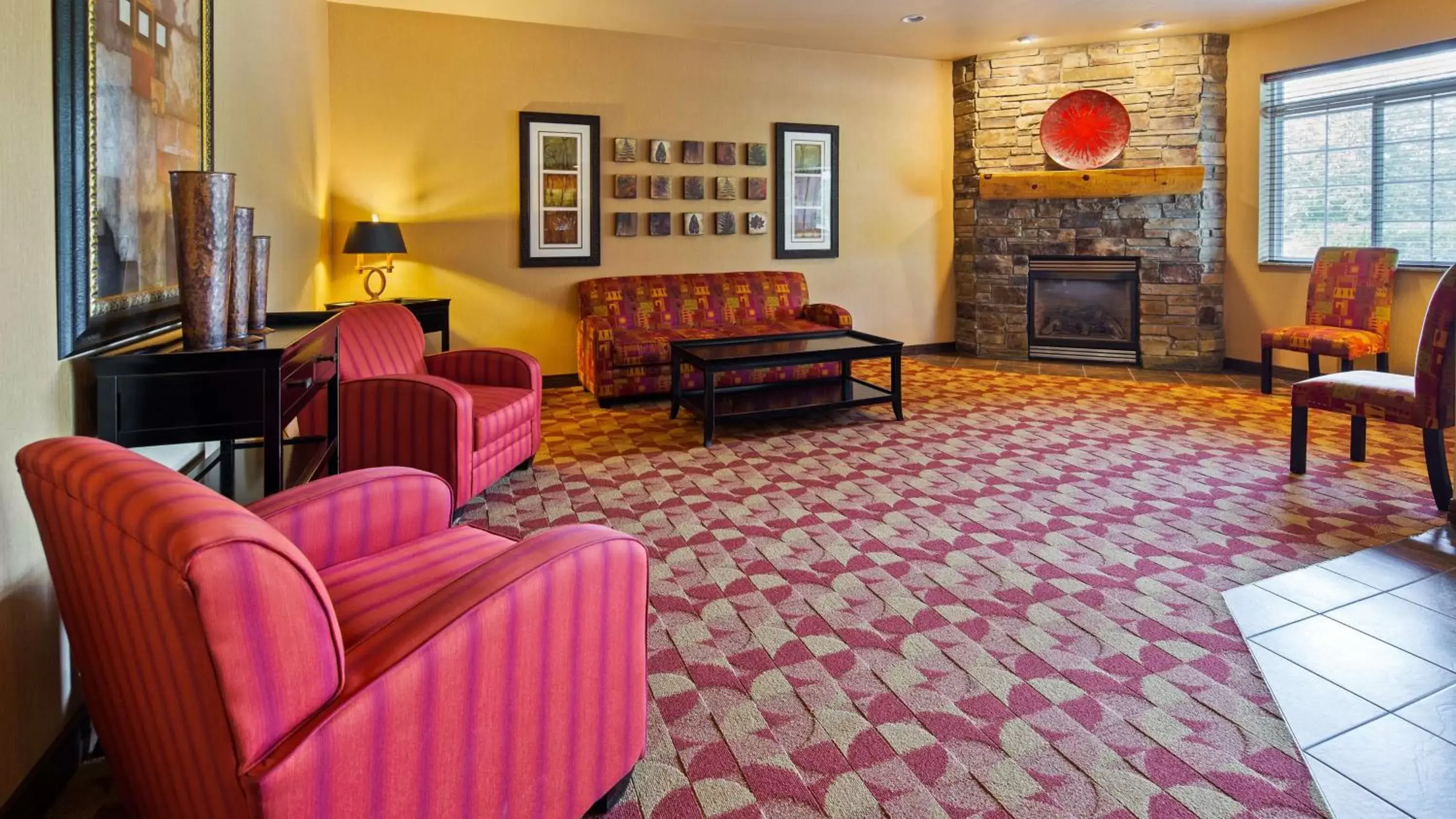 Lobby or reception, Seating Area in Crandon Inn & Suites