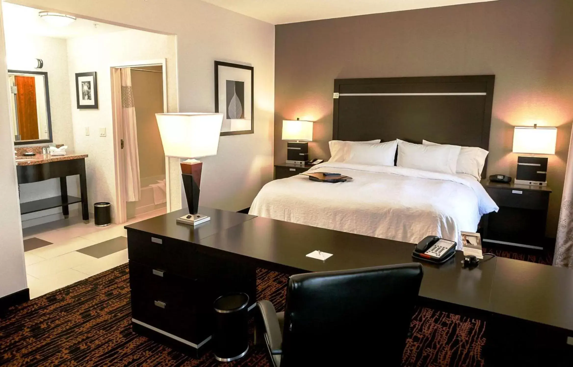 Bed in Hampton Inn & Suites Tulsa/Tulsa Hills