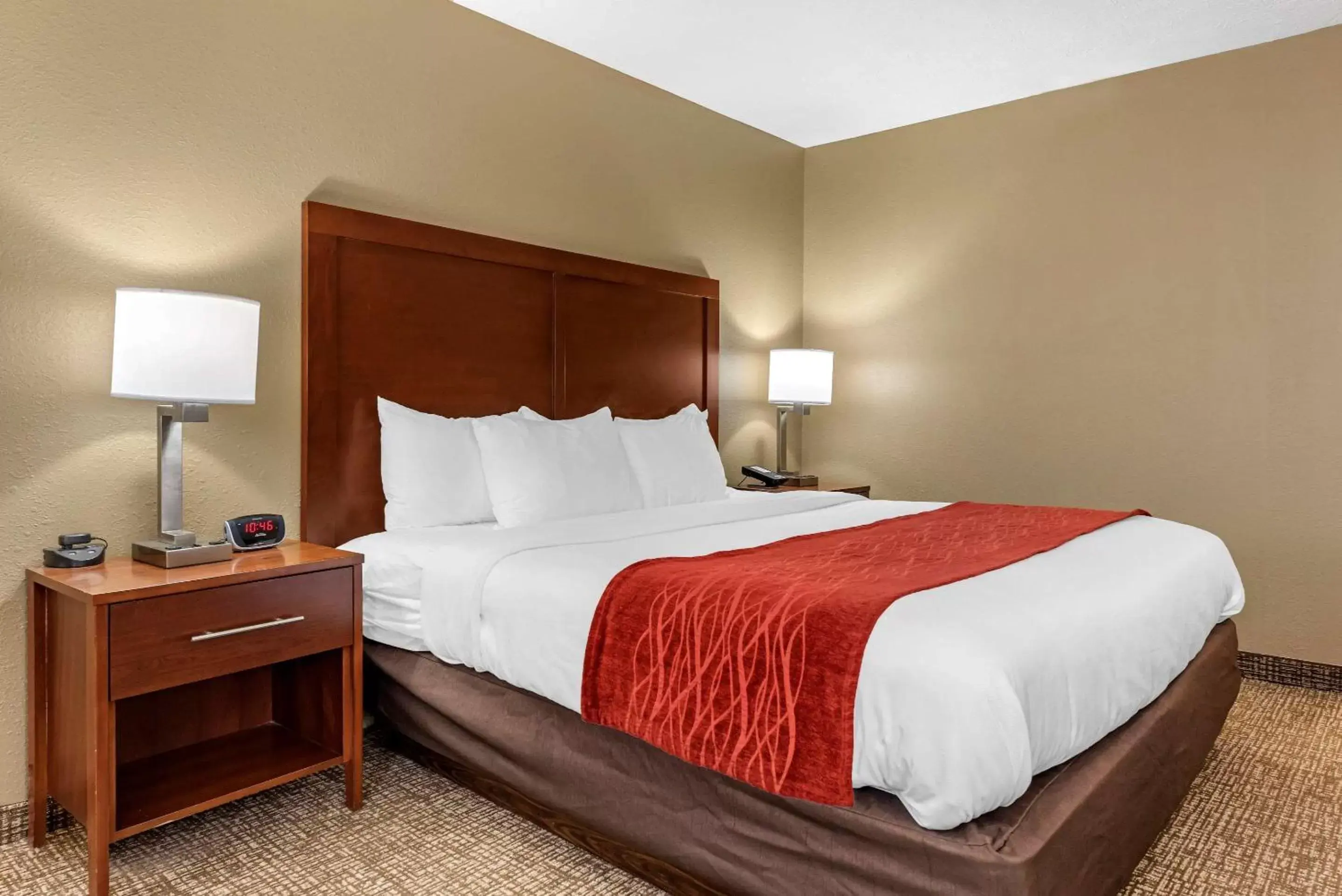 Photo of the whole room, Bed in Comfort Inn & Suites Cincinnati Eastgate