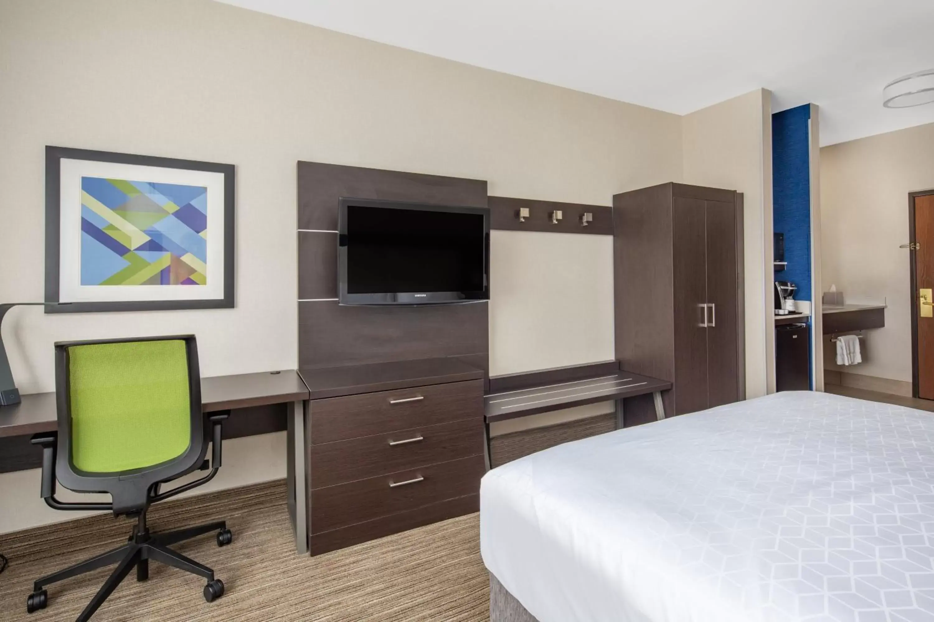 Photo of the whole room, TV/Entertainment Center in Holiday Inn Express Hotel & Suites Bishop, an IHG Hotel