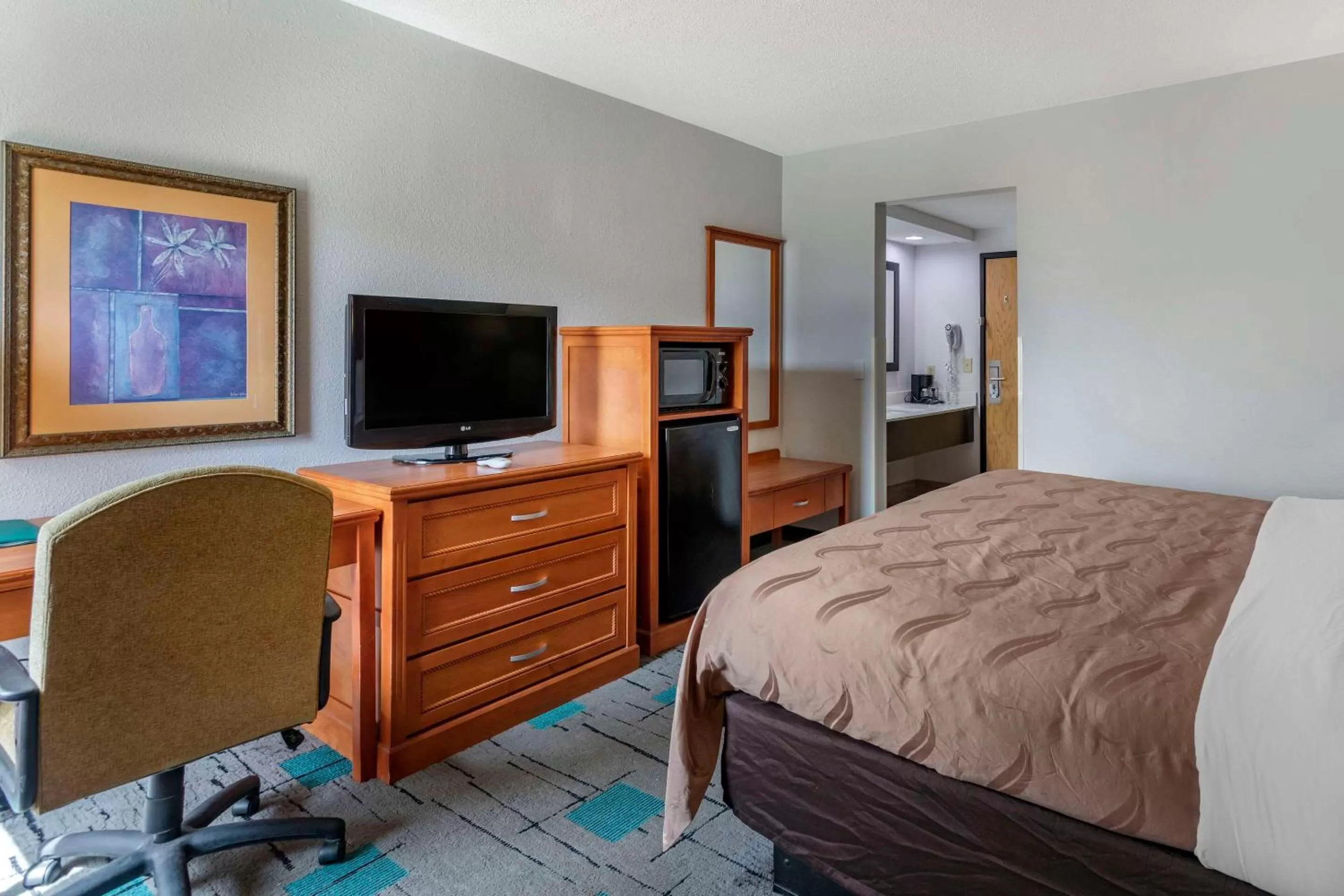 Bedroom, Bed in Quality Inn & Suites Chattanooga West near Lookout Mountain