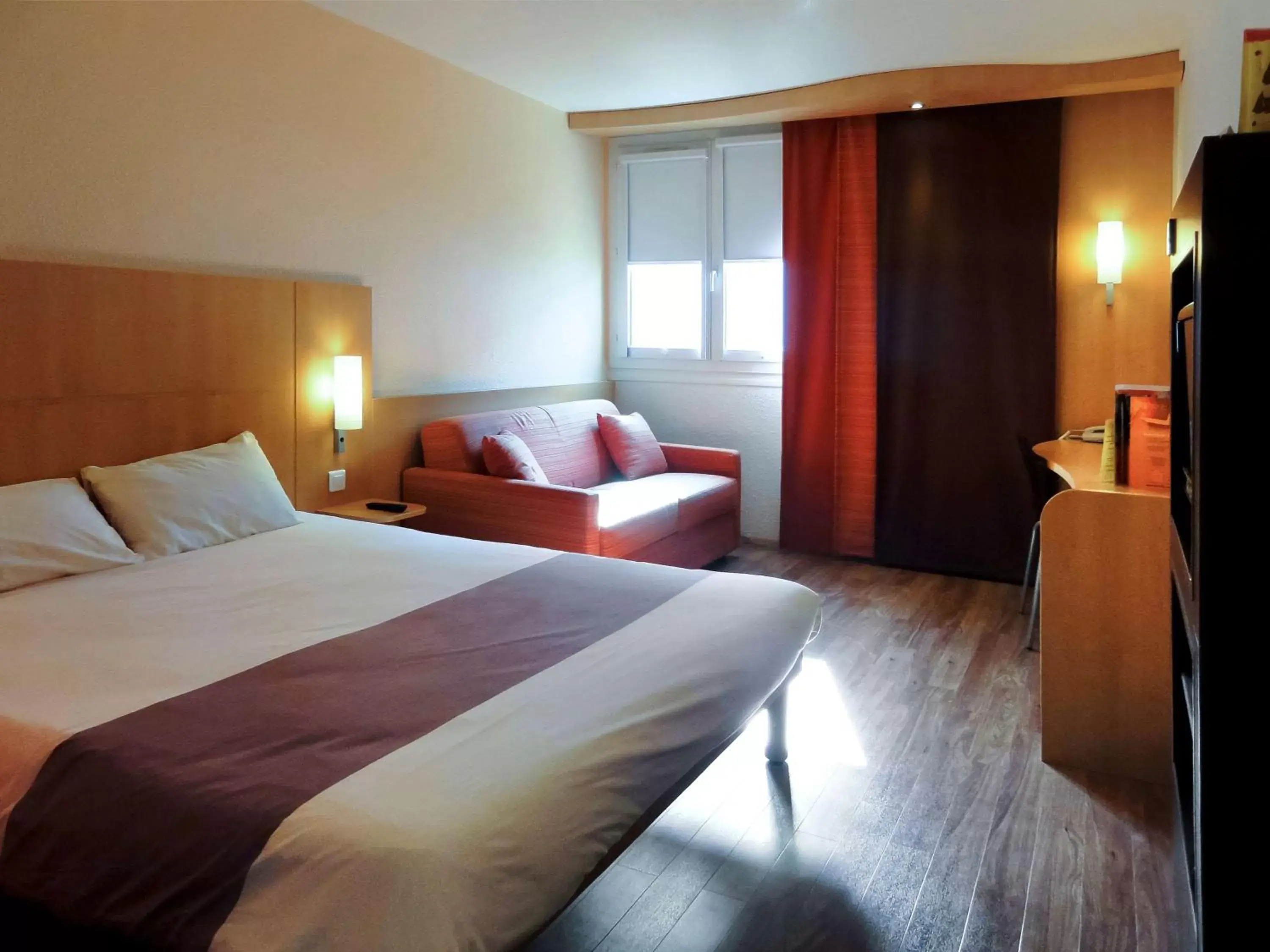 Photo of the whole room, Bed in Ibis Roanne Le Coteau Hotel Restaurant