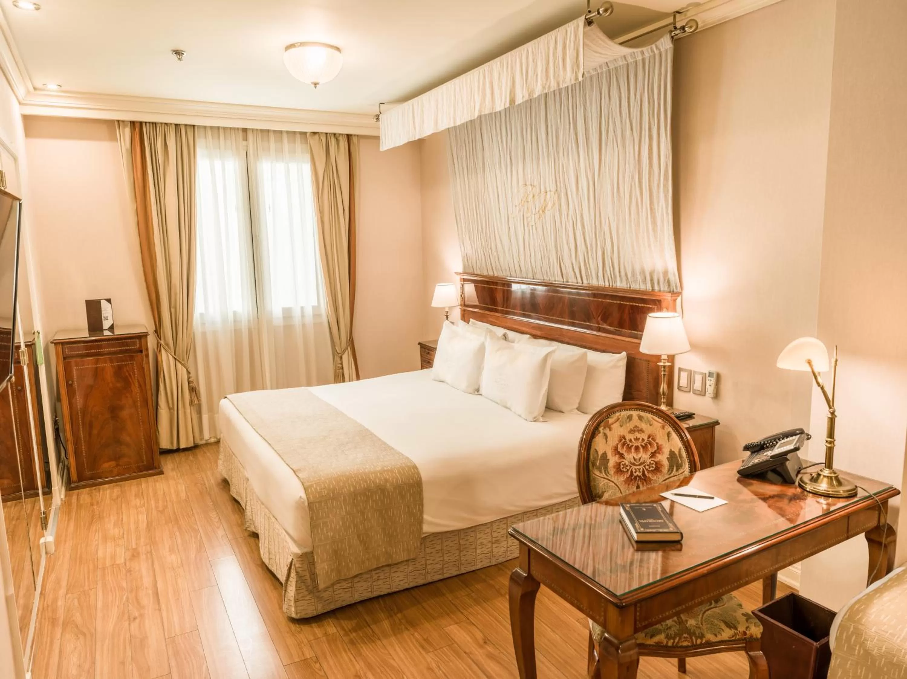 Photo of the whole room, Bed in Melia Recoleta Plaza Hotel