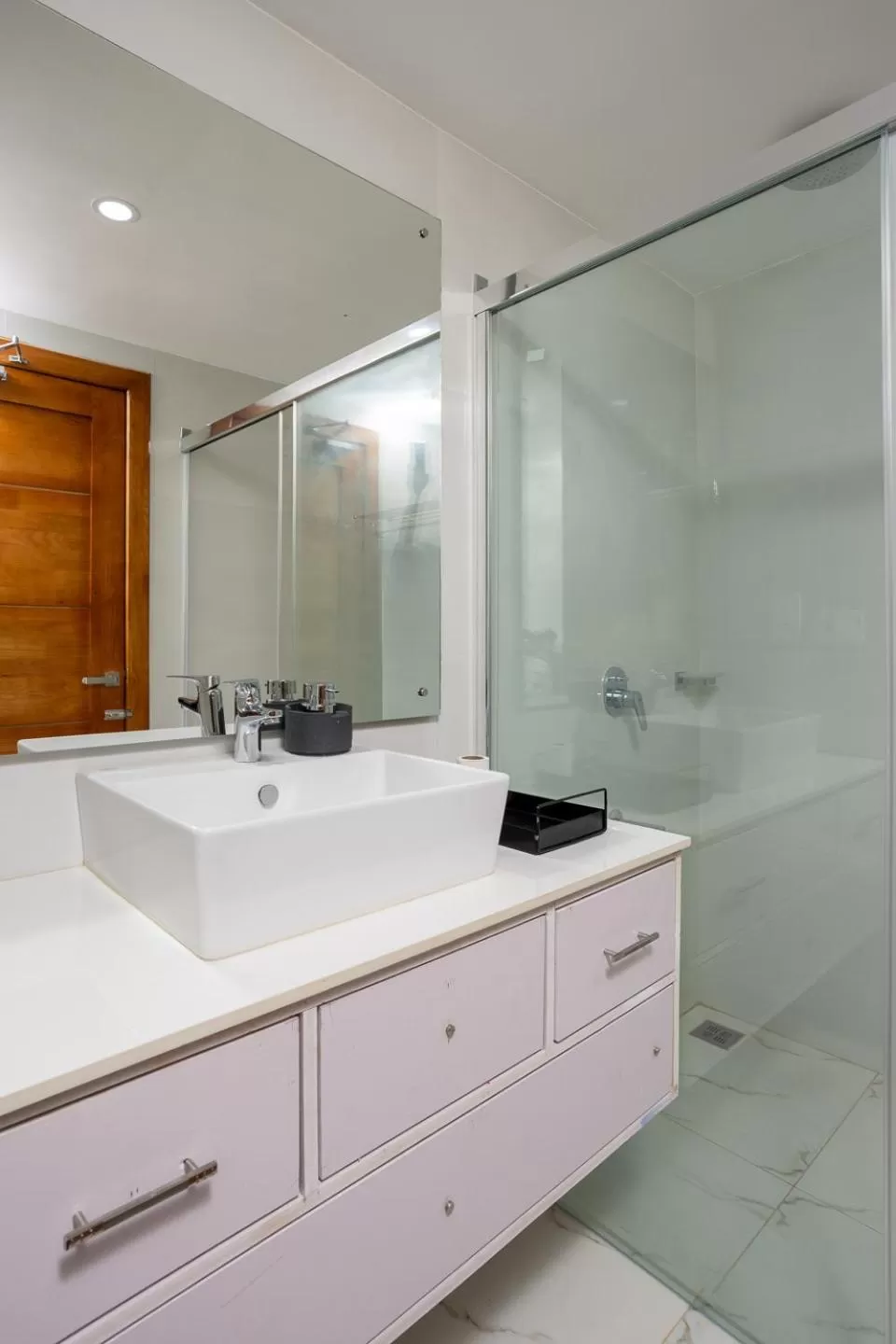 Shower in HOTEL WHITE HOUSE, Munnar