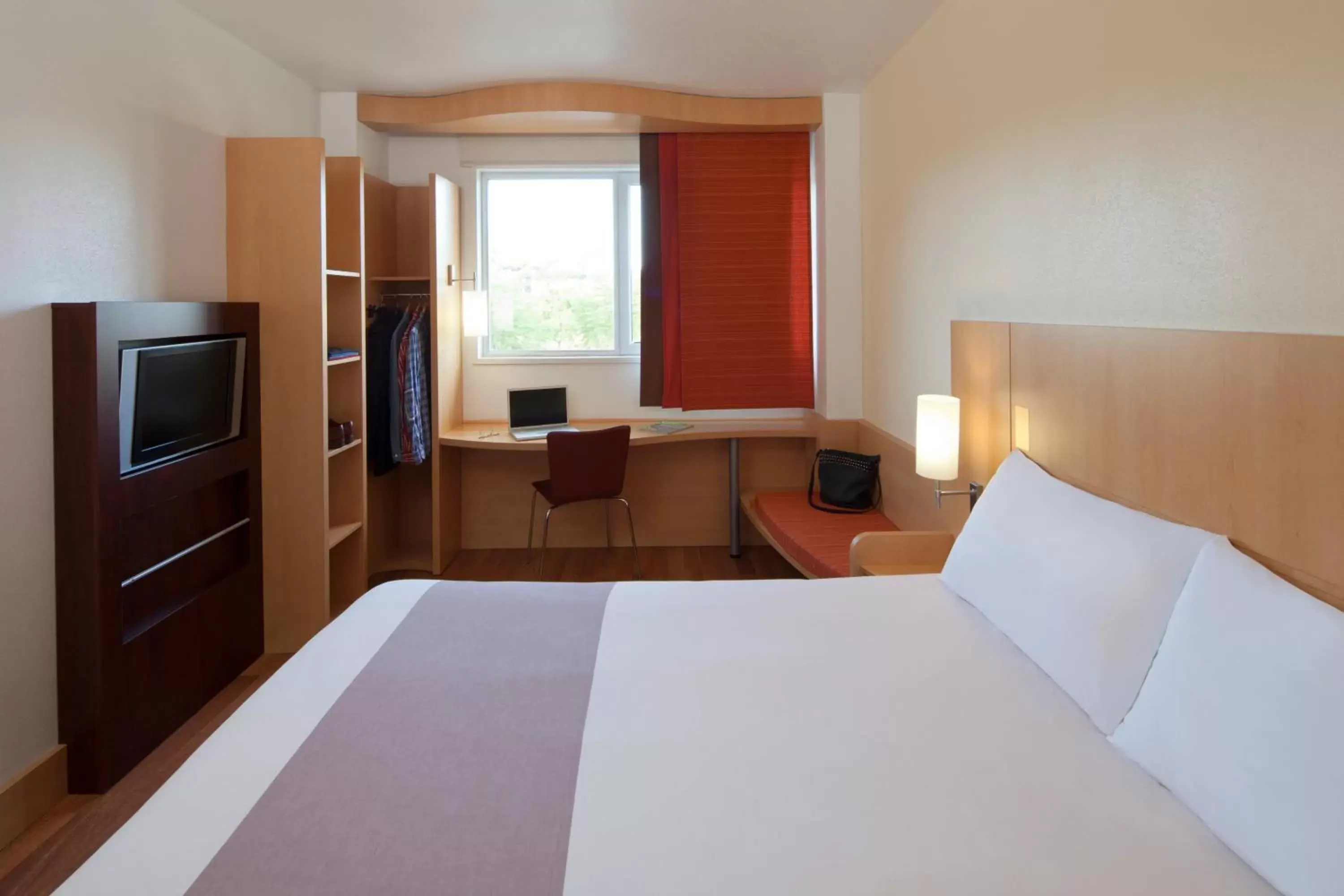 Bed in Ibis Barcelona Mollet