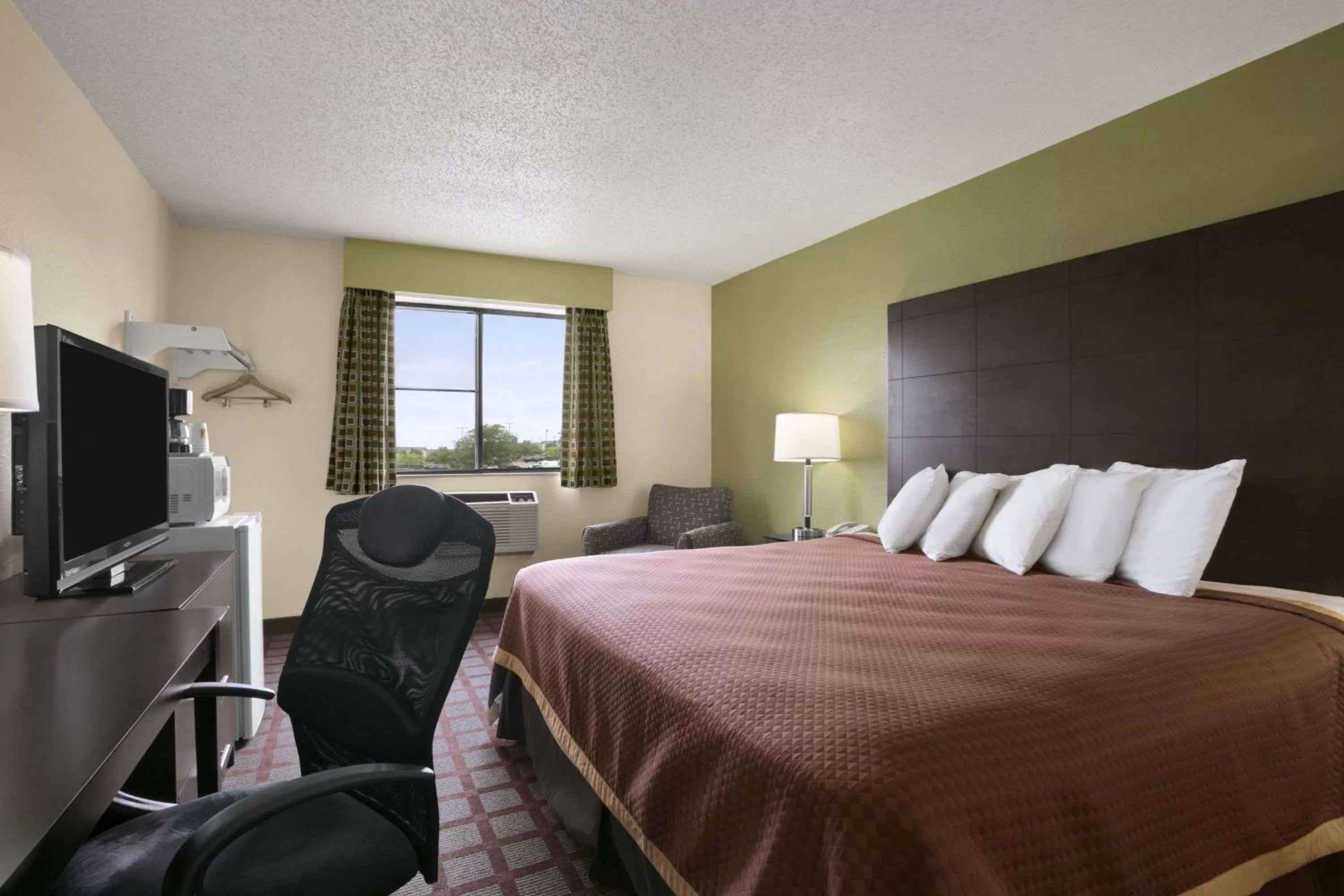 Photo of the whole room, Bed in Super 8 by Wyndham Saginaw