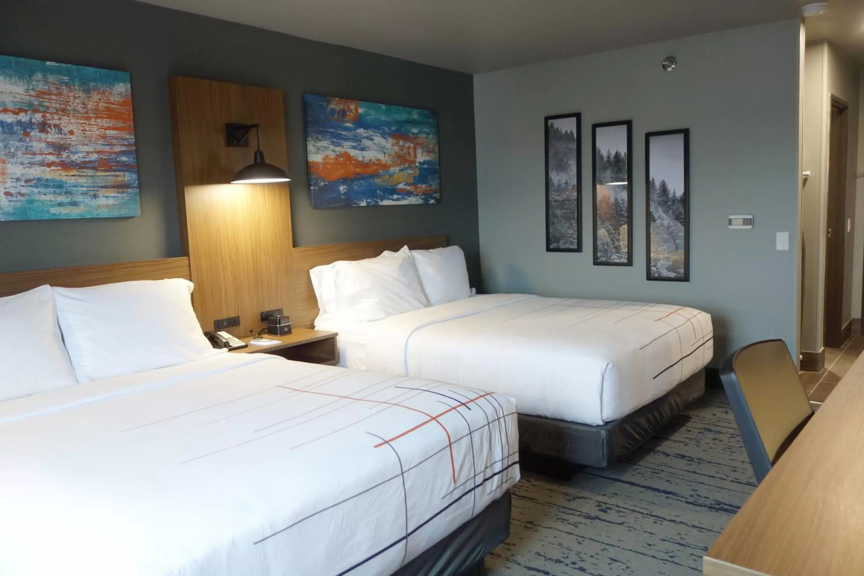 Bed in La Quinta Inn & Suites by Wyndham Springfield