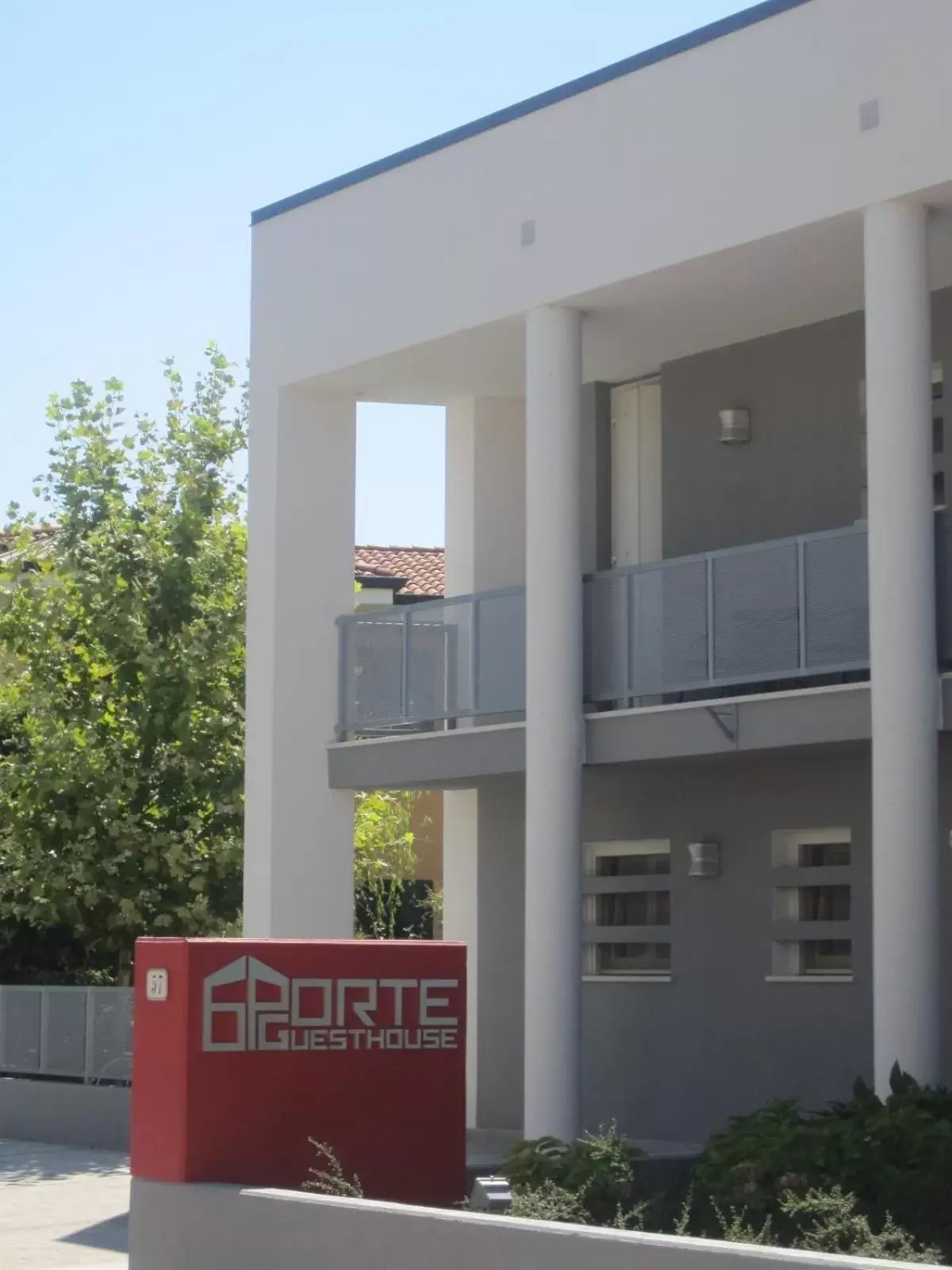 Facade/entrance, Property Building in 6 Porte Guesthouse