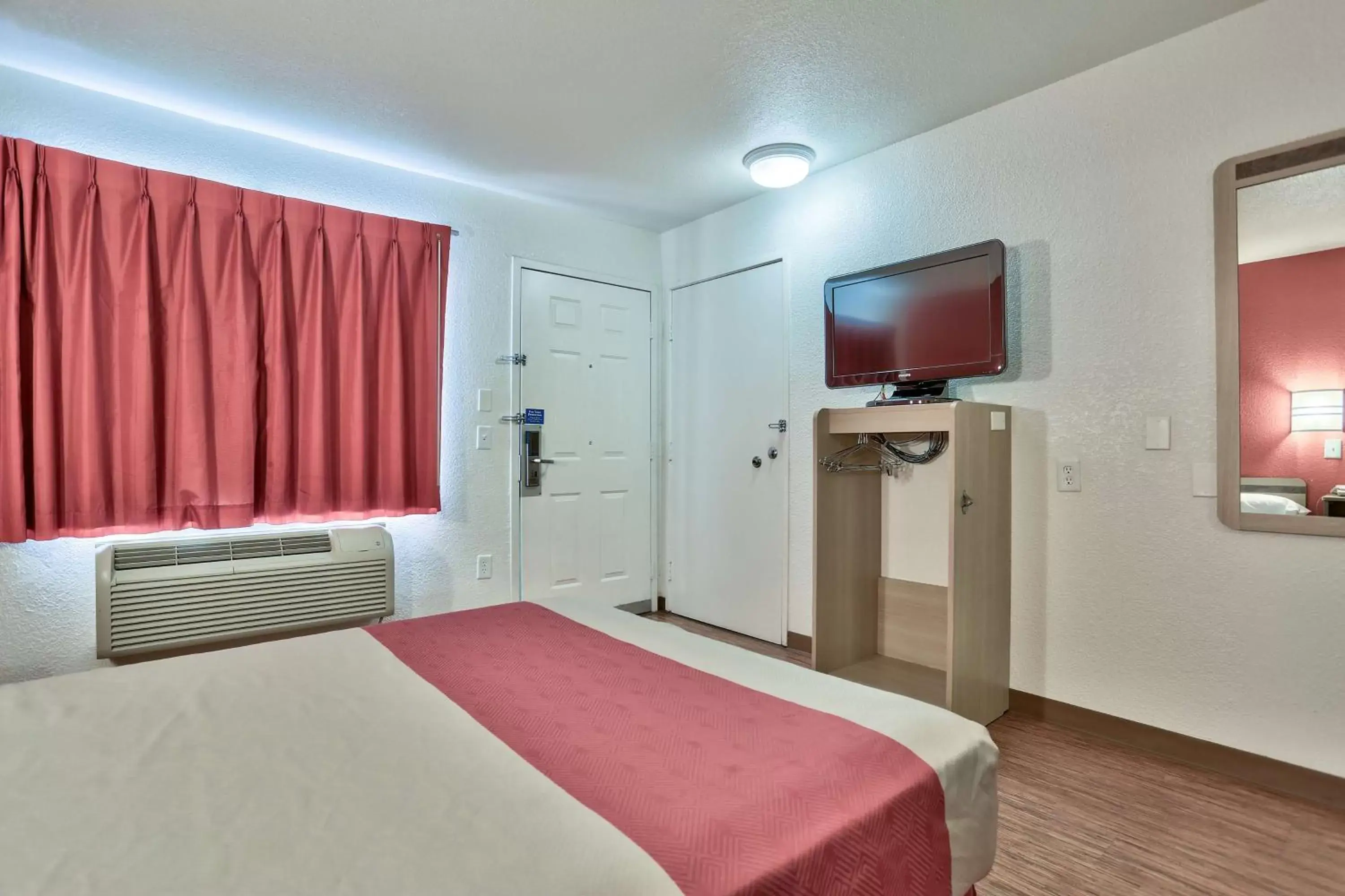 TV and multimedia, Room Photo in Motel 6-Flagstaff, AZ - West - Woodland Village
