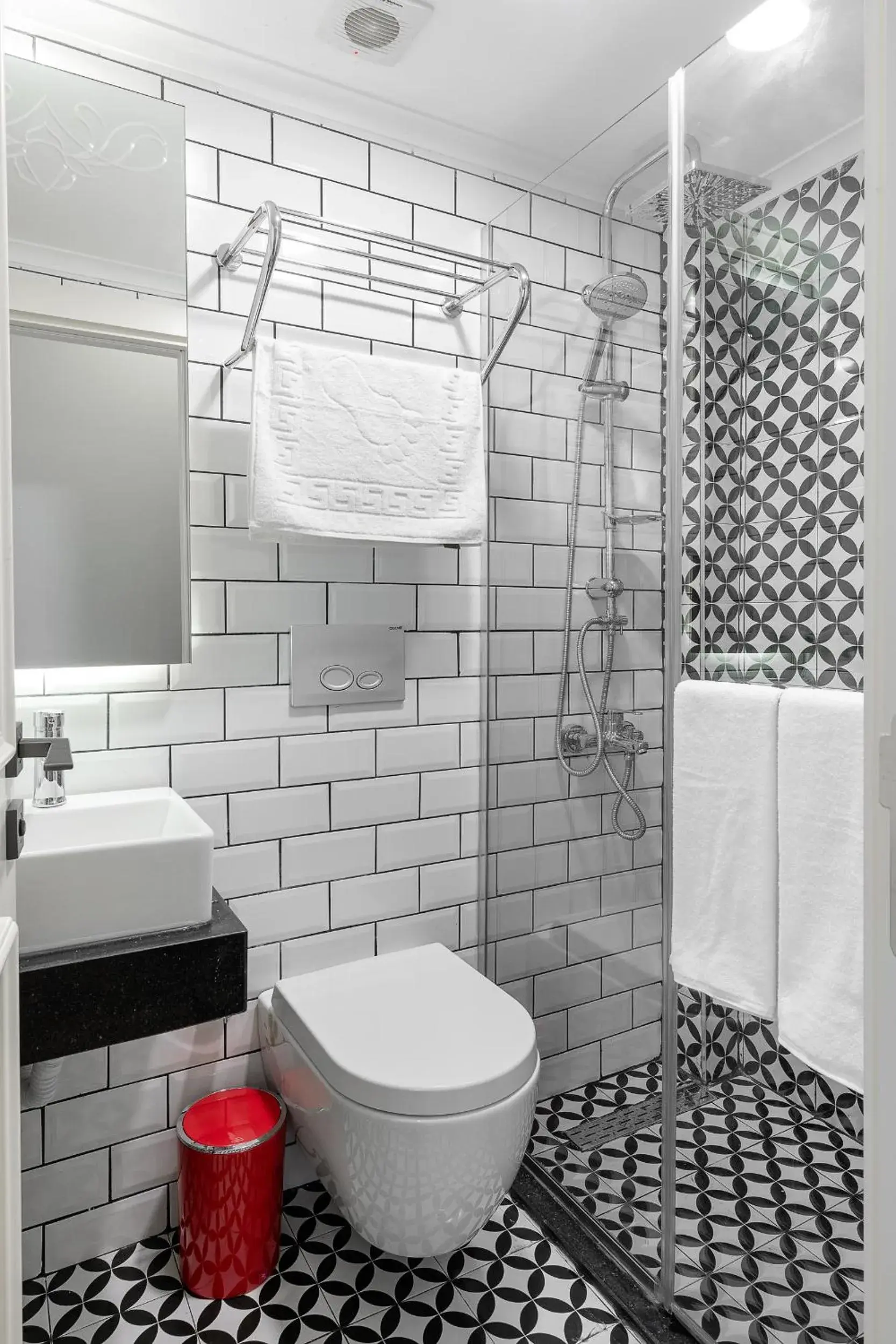 Shower, Bathroom in Mono Hotel