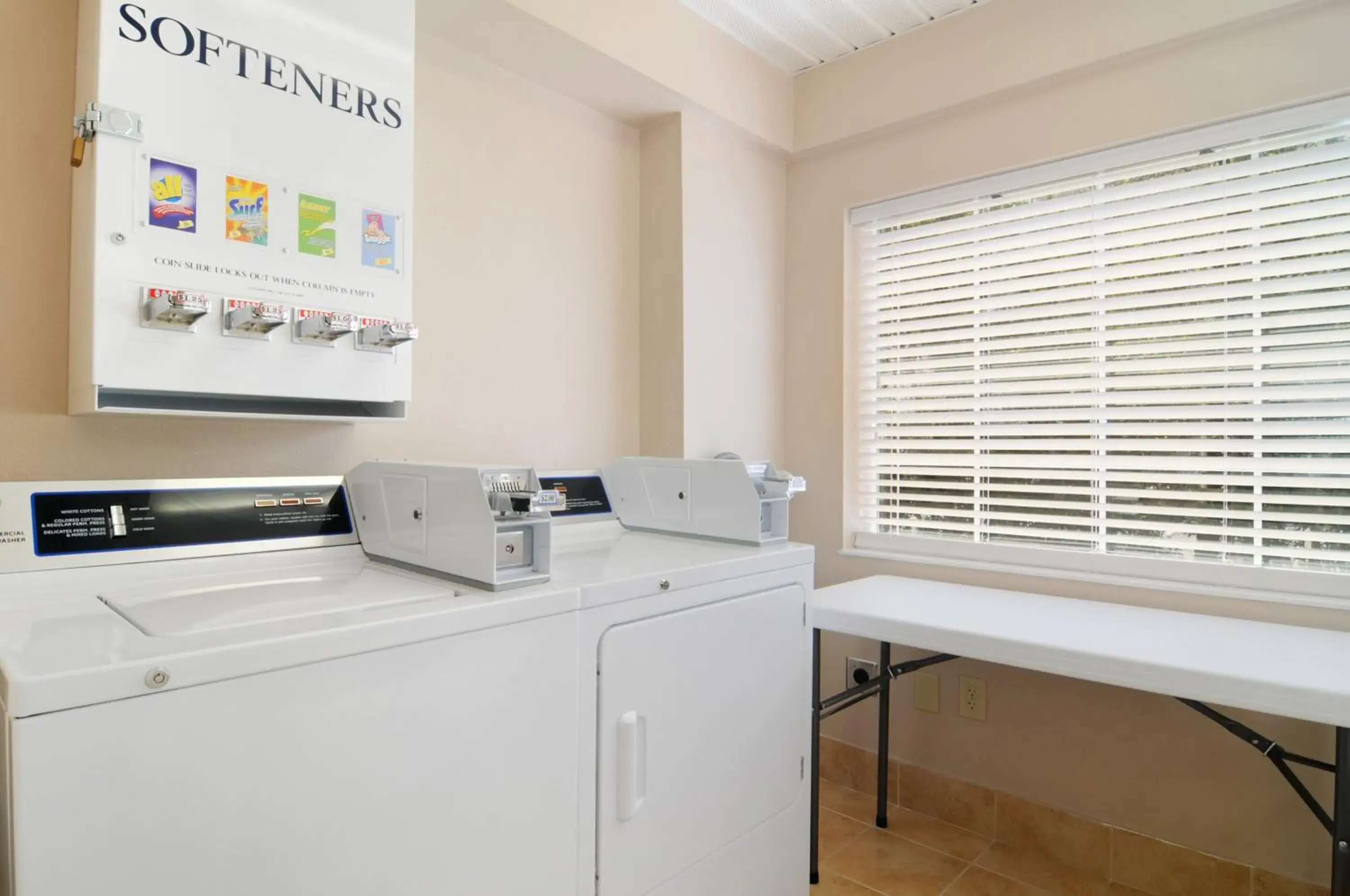 laundry, Kitchen/Kitchenette in Hometown Inn & Suites Jacksonville Butler Blvd./Southpoint