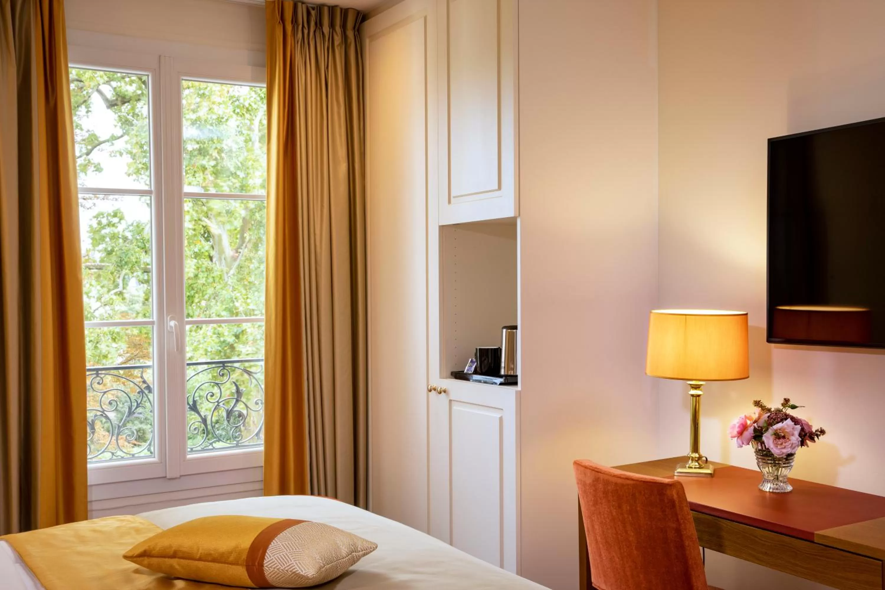 Bed in Hotel De Suede Saint Germain