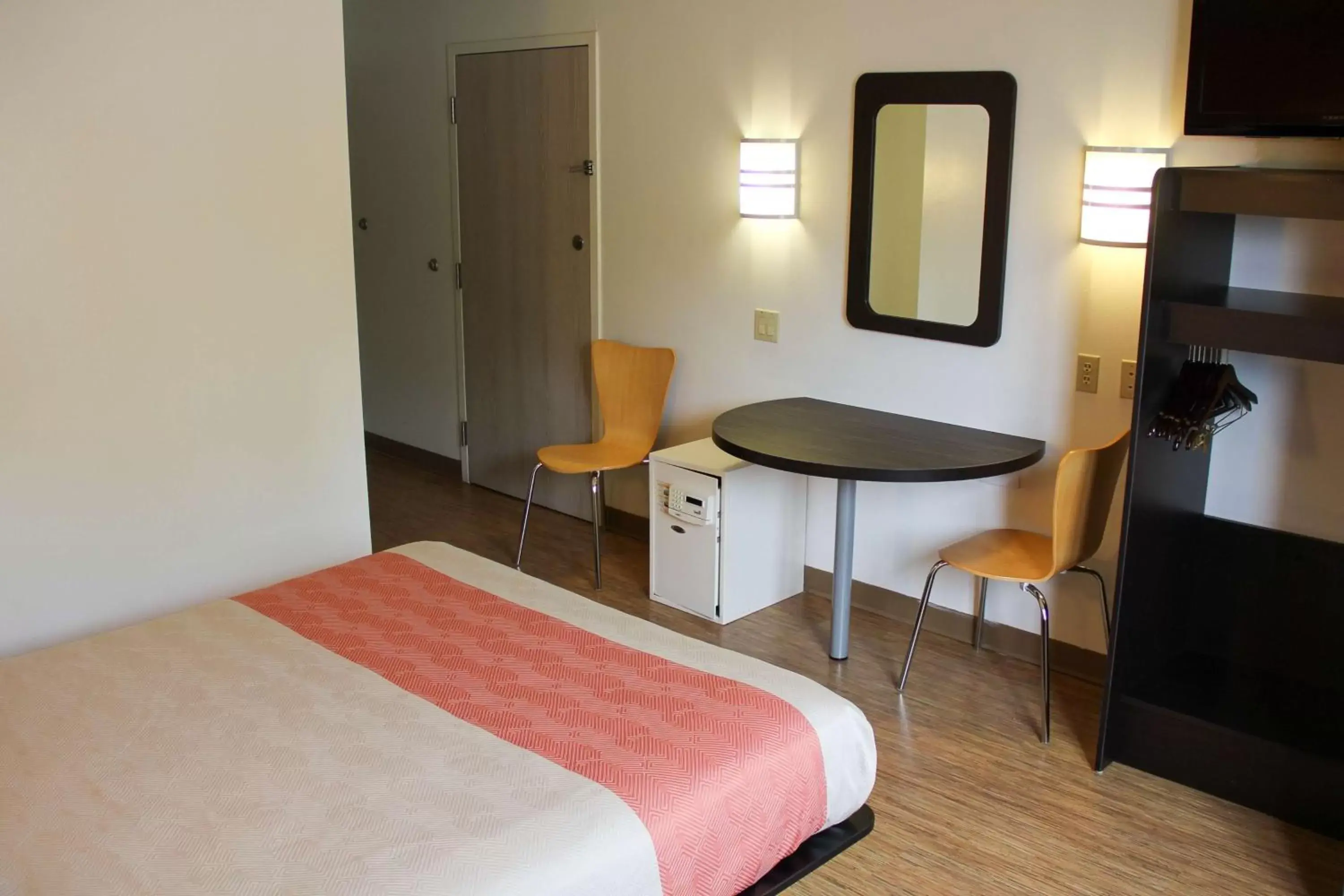 Bedroom, Bed in Motel 6-Milan, OH - Sandusky