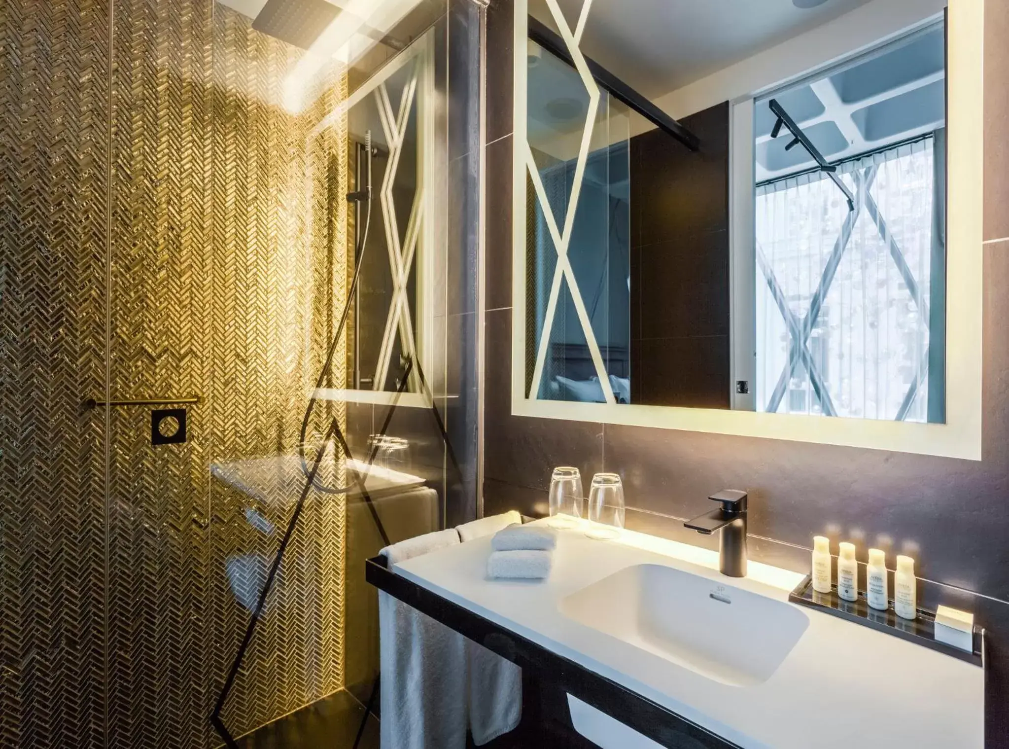 Photo of the whole room, Bathroom in Hotel Indigo Warsaw Nowy Świat, an IHG Hotel