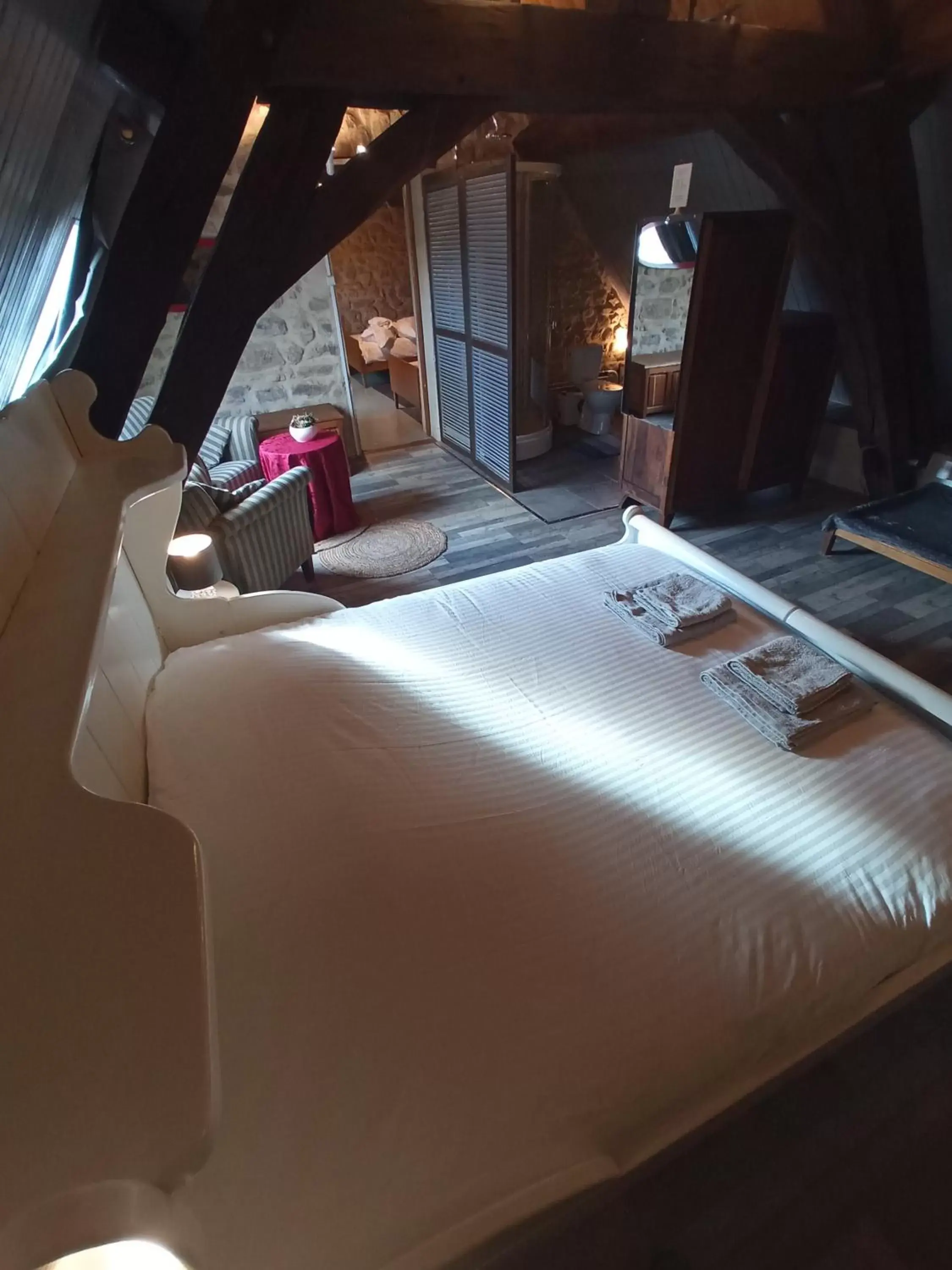 Photo of the whole room, Bed in Maison du Moulin Galuzot