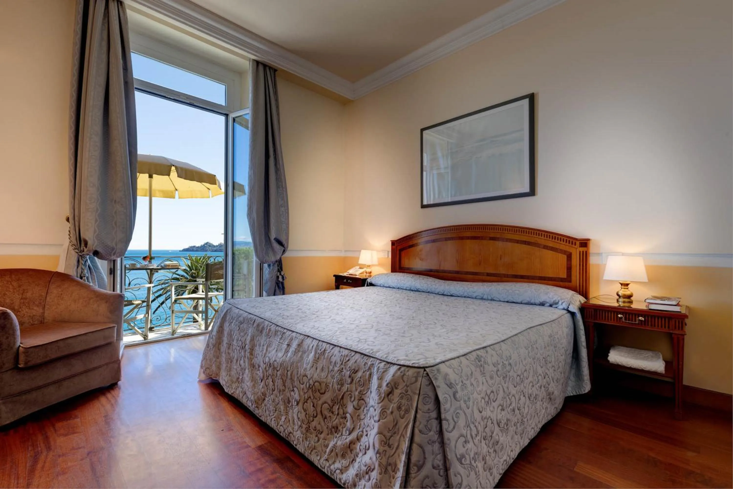 Photo of the whole room, Bed in Hotel Continental