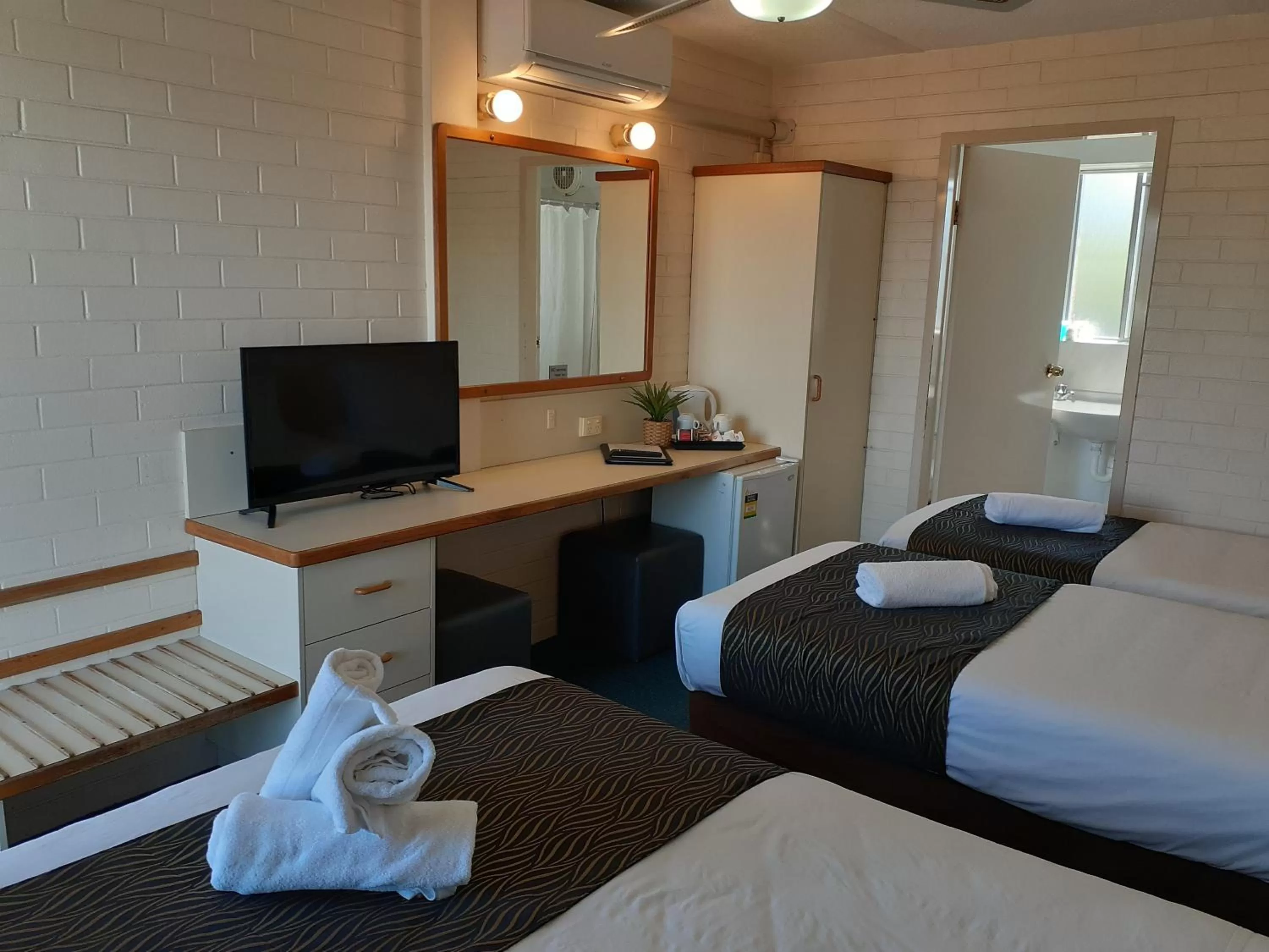 Bed in Crest Motor Inn