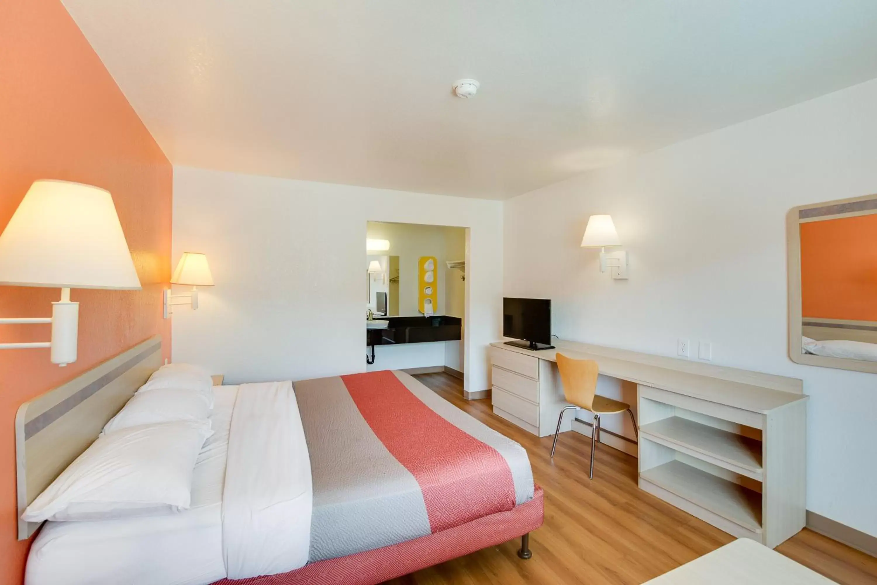 Bedroom, Bed in Motel 6-Columbus, OH - West Bedroom, Bed in Motel 6-Columbus, OH - West