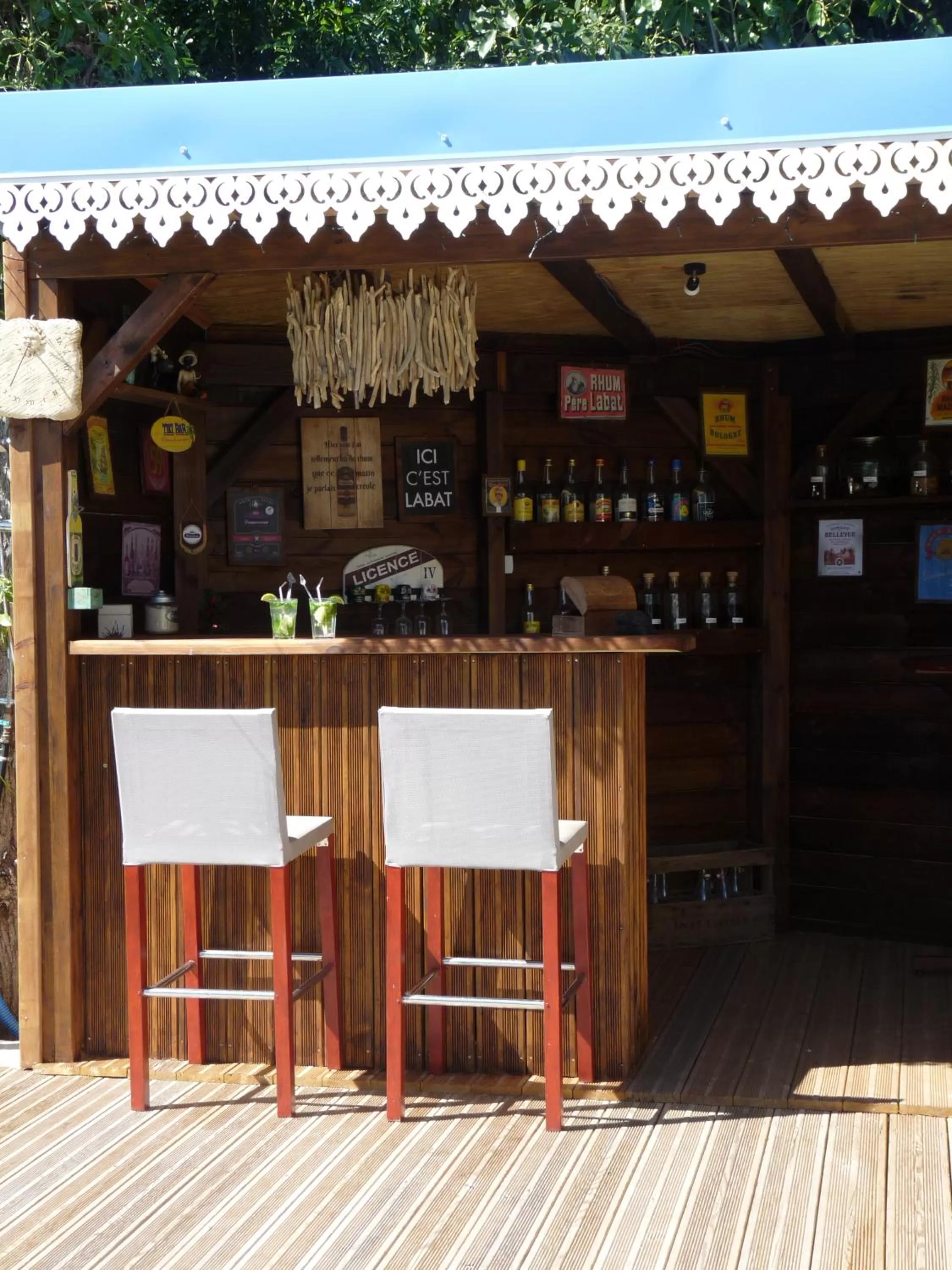 Lounge or bar in BUNGALOW La Tortue Bleue