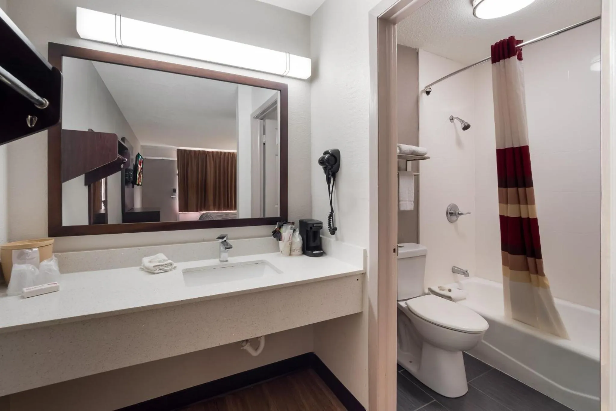 Bathroom in Red Roof Inn Columbia, SC Airport