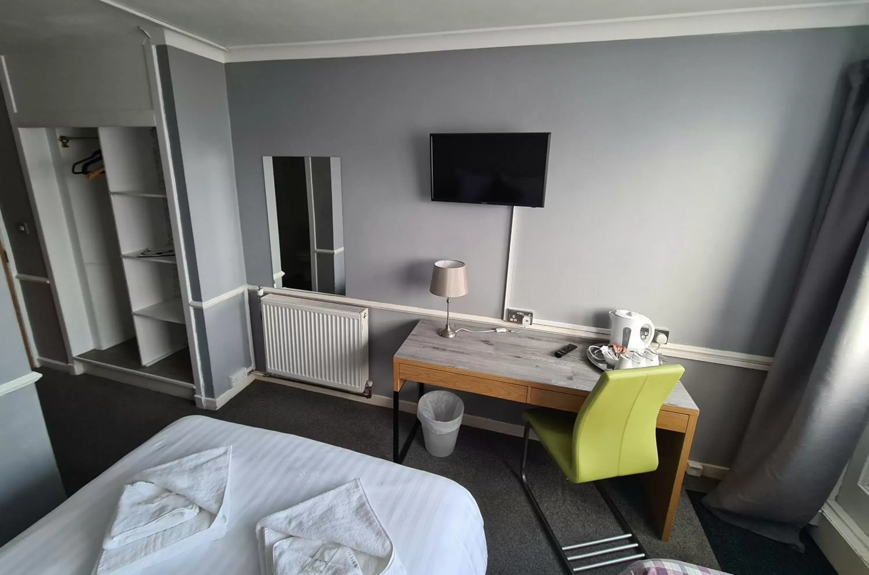 Bedroom, TV/Entertainment Center in Northumberland Hotel