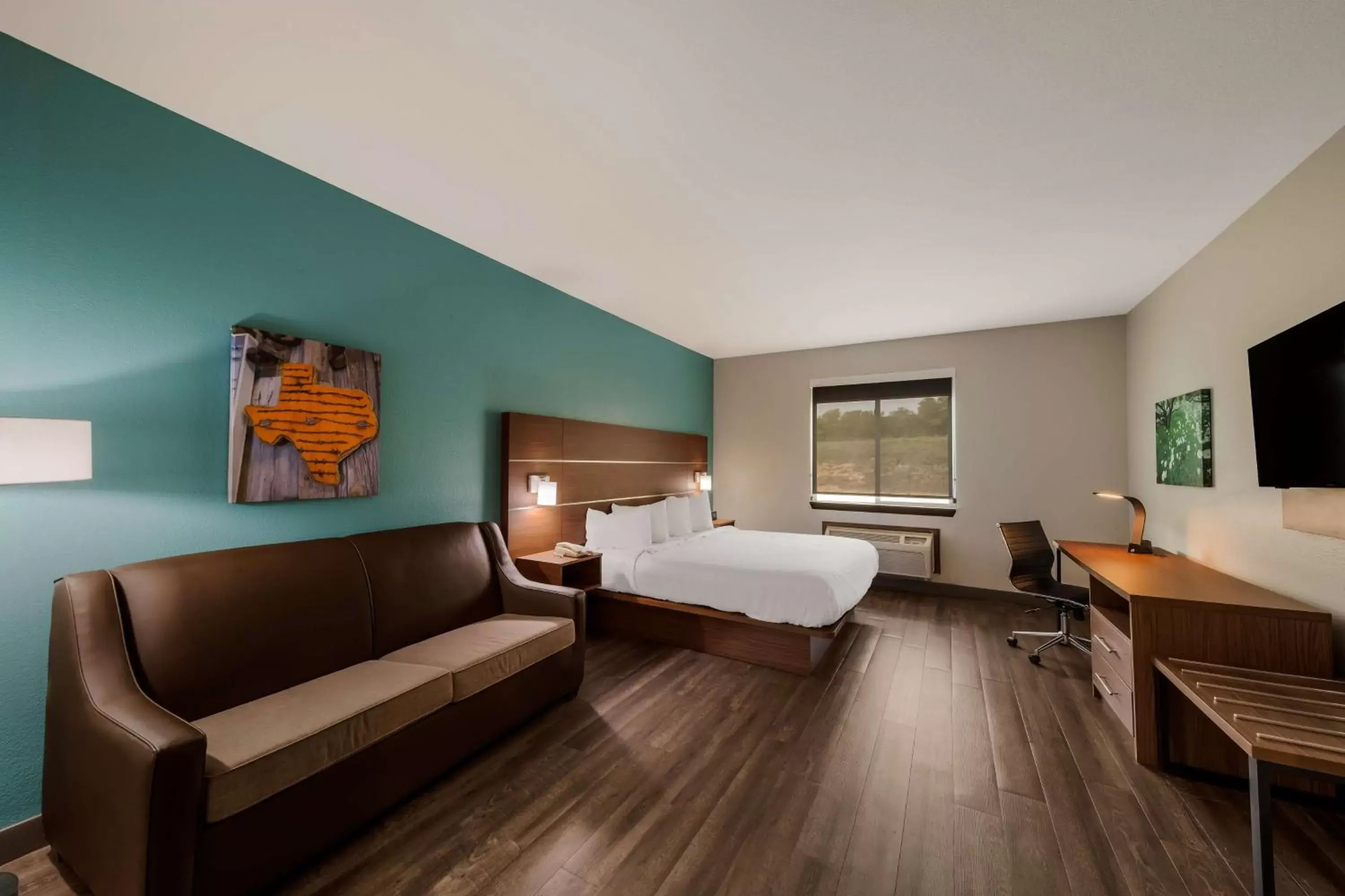 Bedroom, Seating Area in Best Western Bowie Inn & Suites