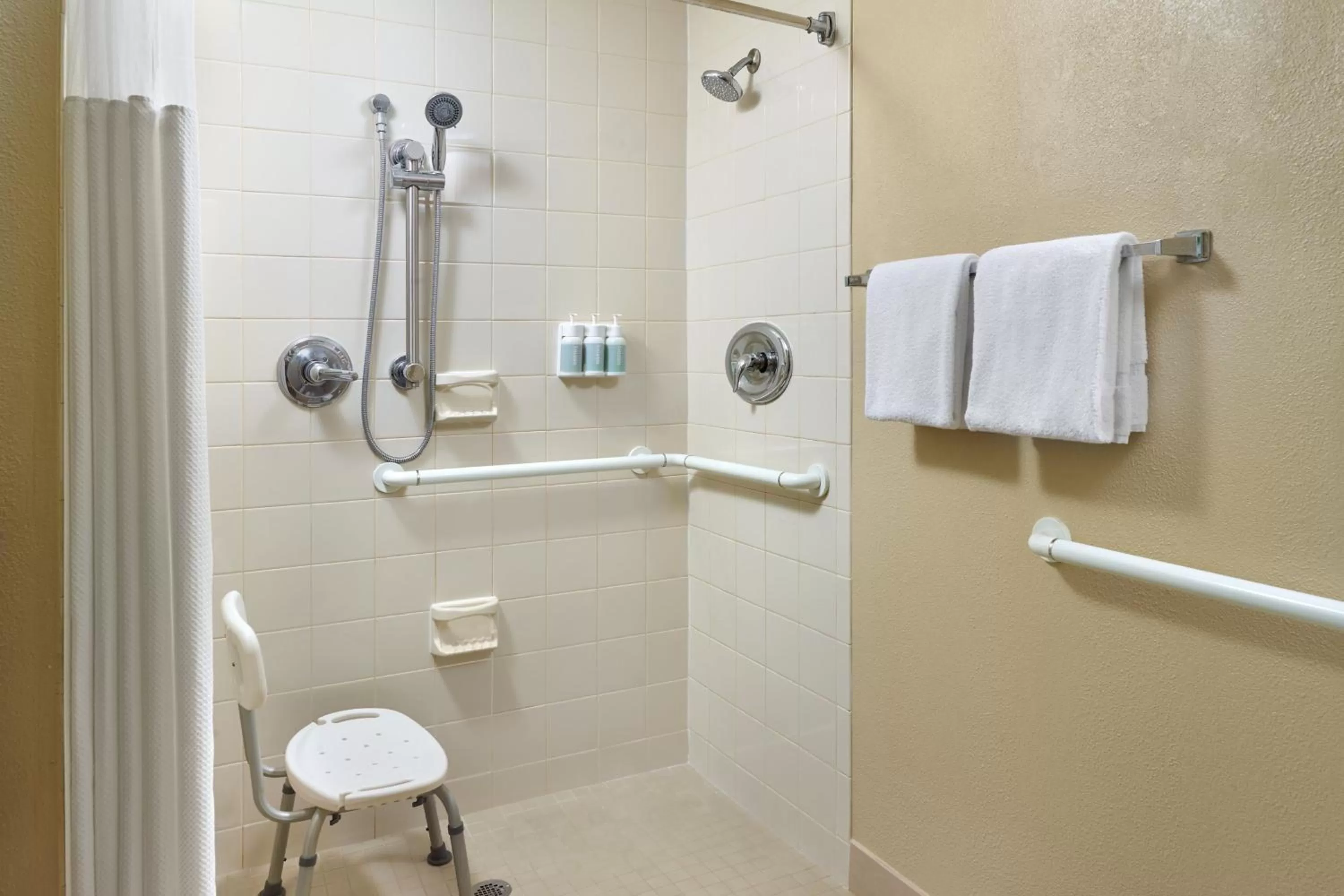 Bathroom in Courtyard by Marriott Orlando Airport