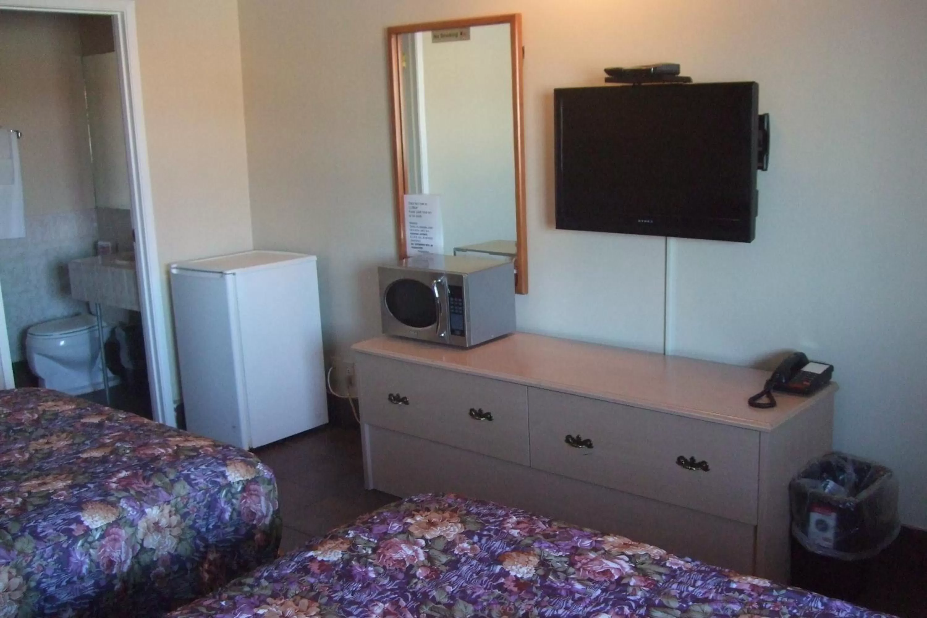 Bed, TV/Entertainment Center in Trailside Inn