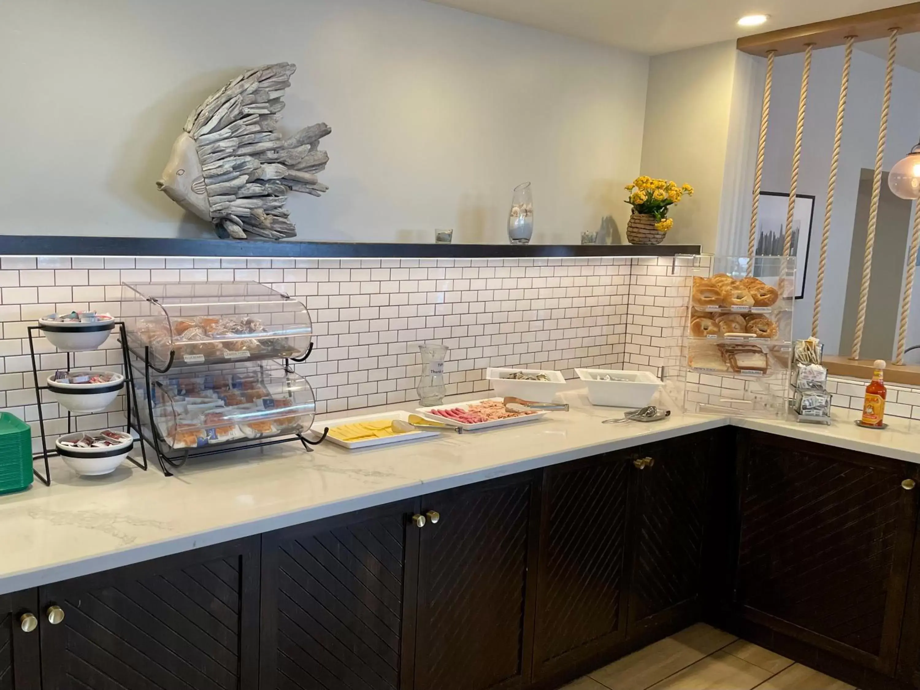 Breakfast, Kitchen/Kitchenette in Beachside Inn