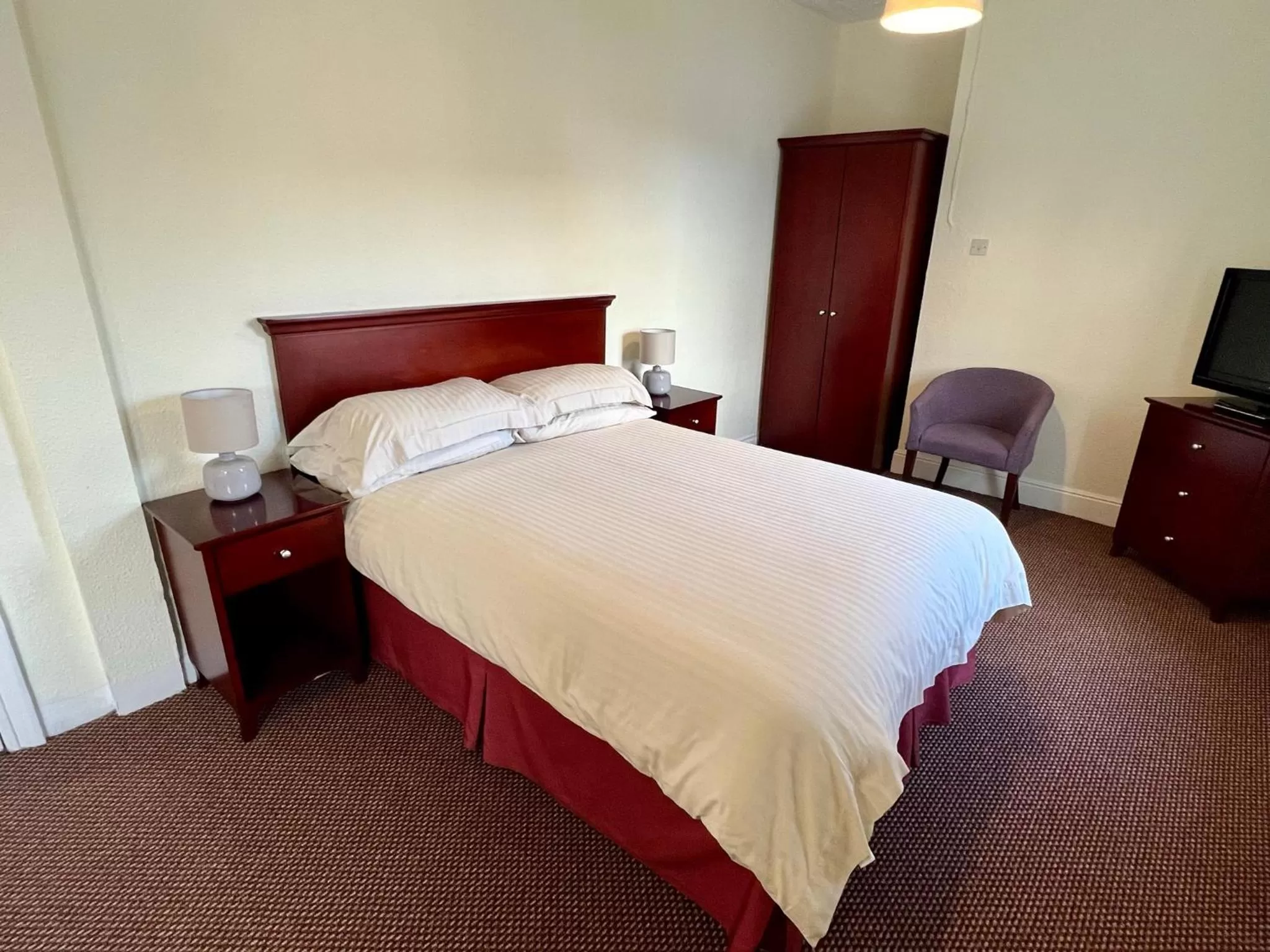 Bed in Calverts Hotel - Newport, Isle of Wight - RETURN CAR FERRY FROM 89 POUNDS