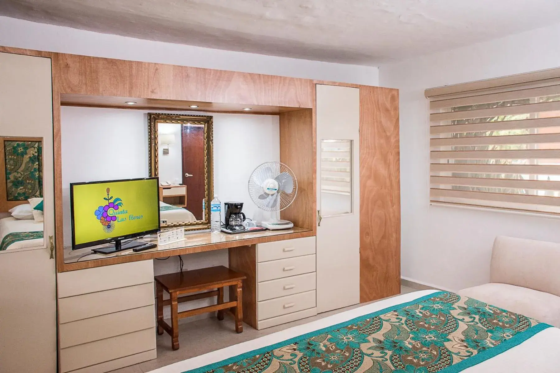 Photo of the whole room, TV/Entertainment Center in Hotel Posada Quinta Las Flores