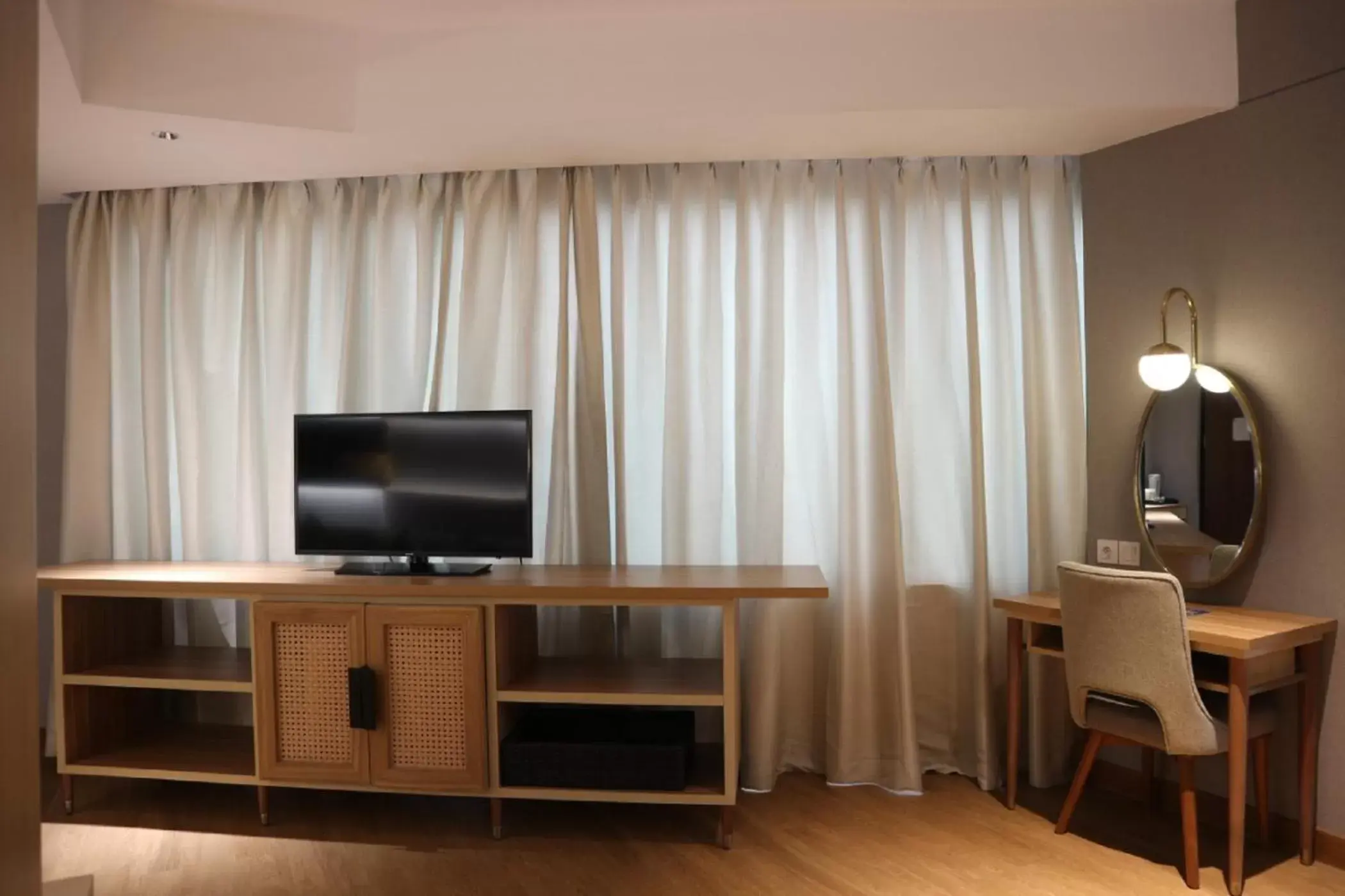 Bedroom, TV/Entertainment Center in Hotel Santika Premiere Bintaro