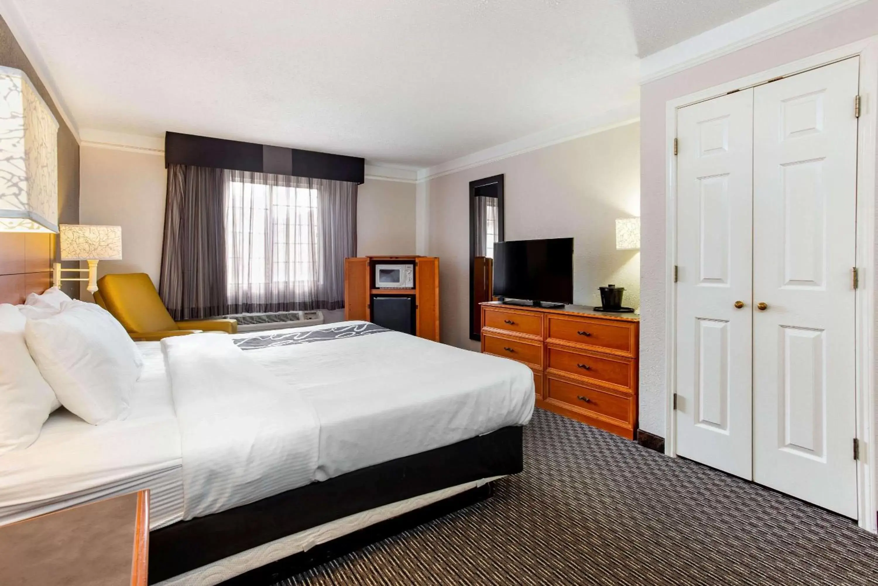Photo of the whole room, Bed in La Quinta Inn by Wyndham Champaign