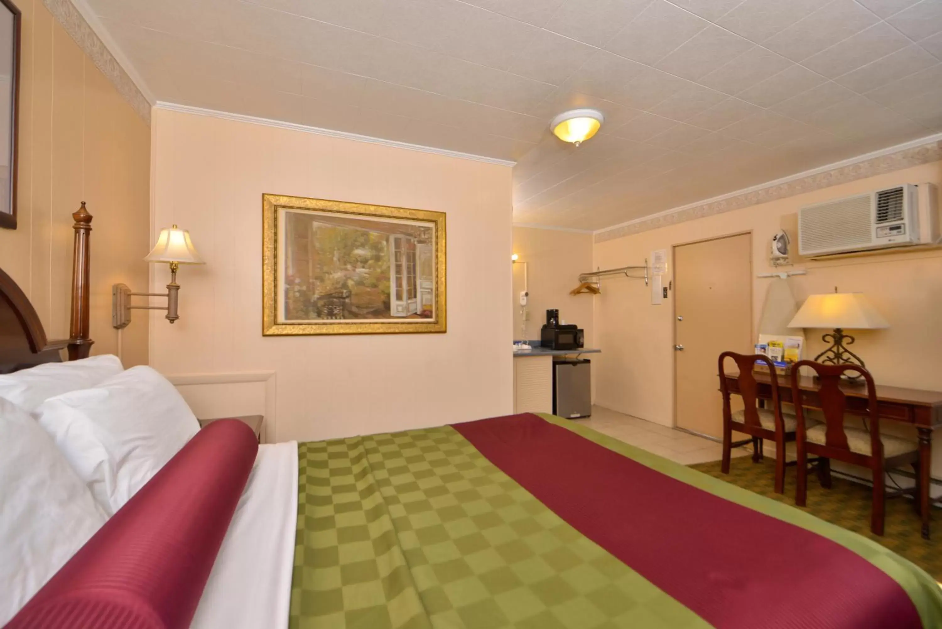 Photo of the whole room, Seating Area in Americas Best Value Inn Chincoteague
