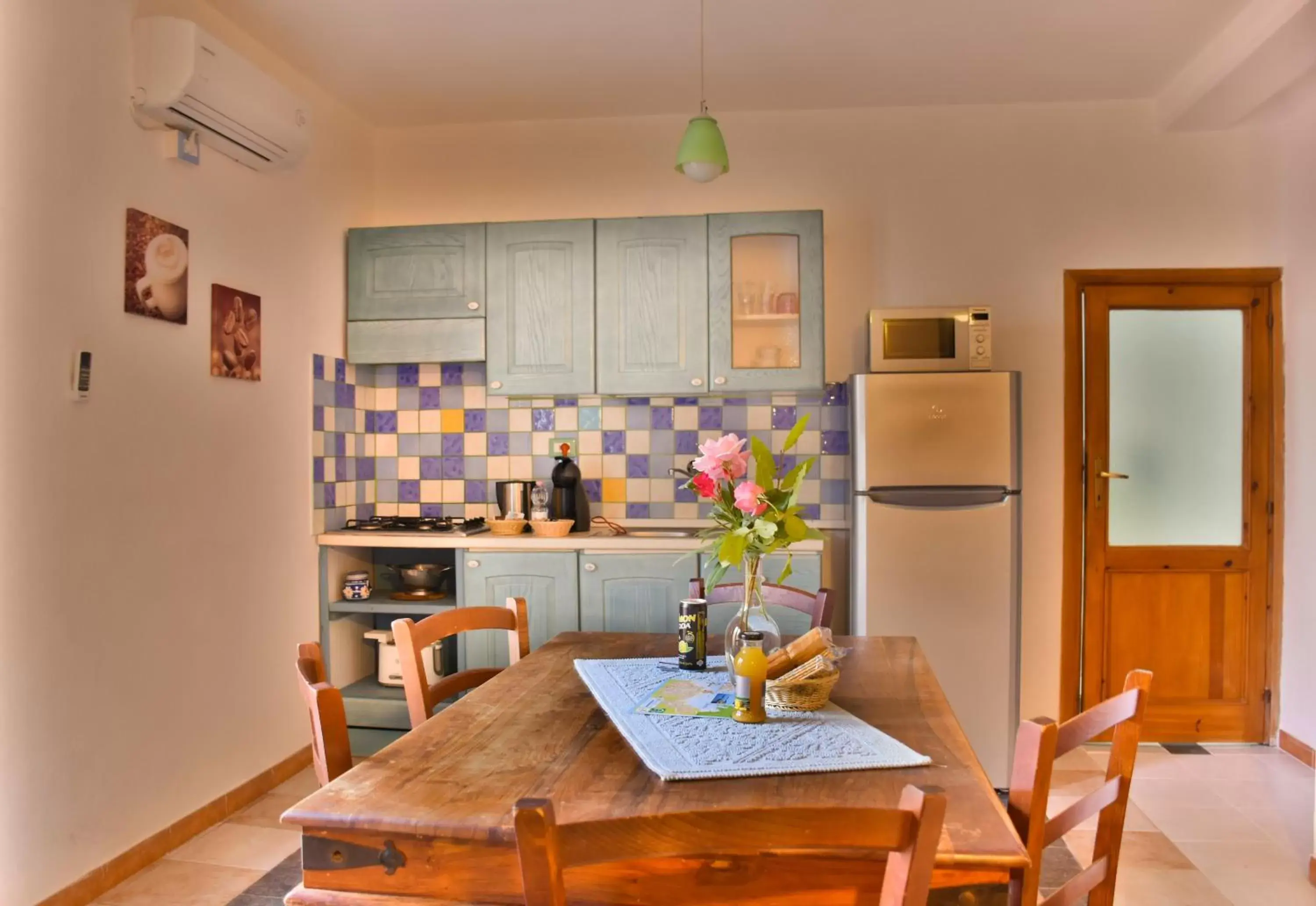 Kitchen or kitchenette, Dining Area in Flowery Inn Villa