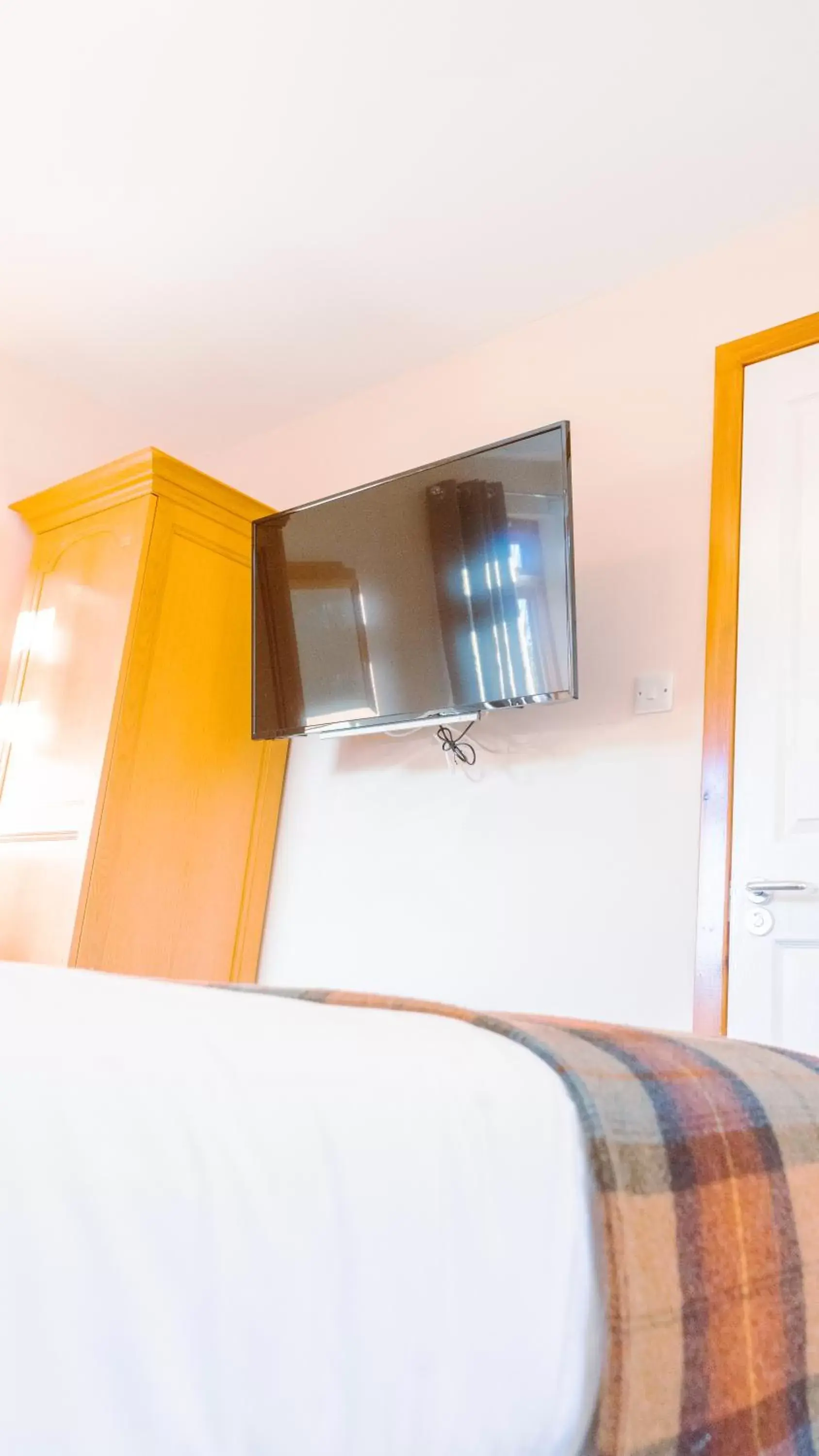 Bed, TV/Entertainment Center in West End Hotel