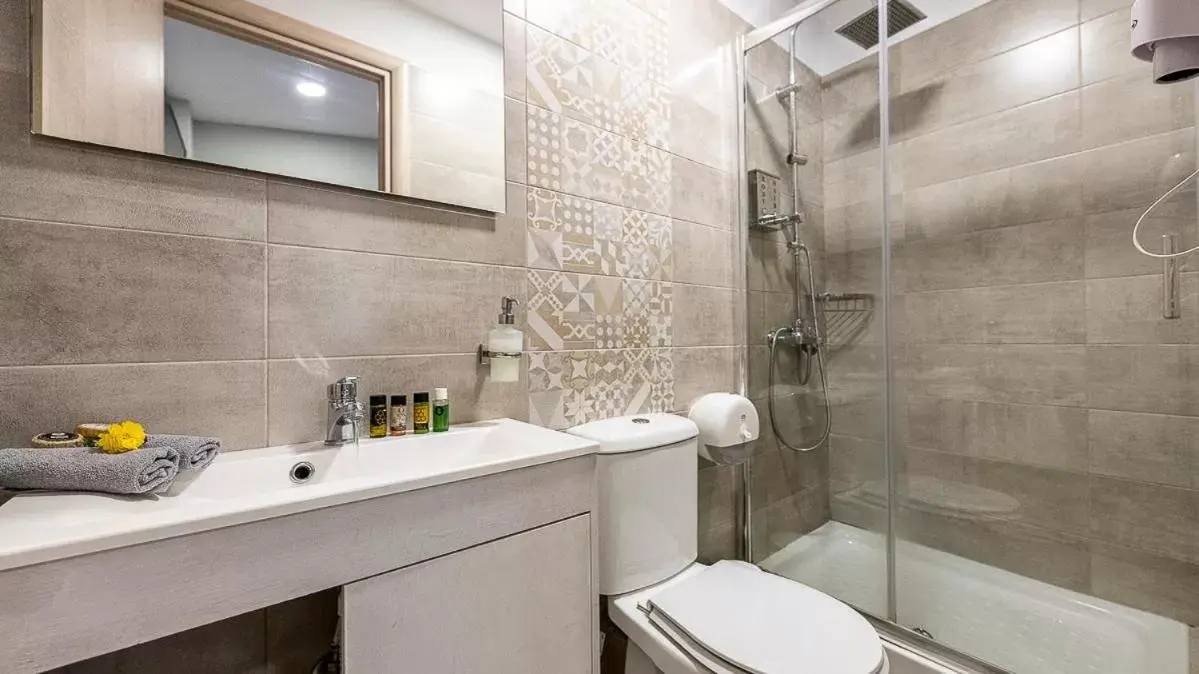 Bathroom in Comfort Stay Airport Studios - FREE shuttle from the Athens airport