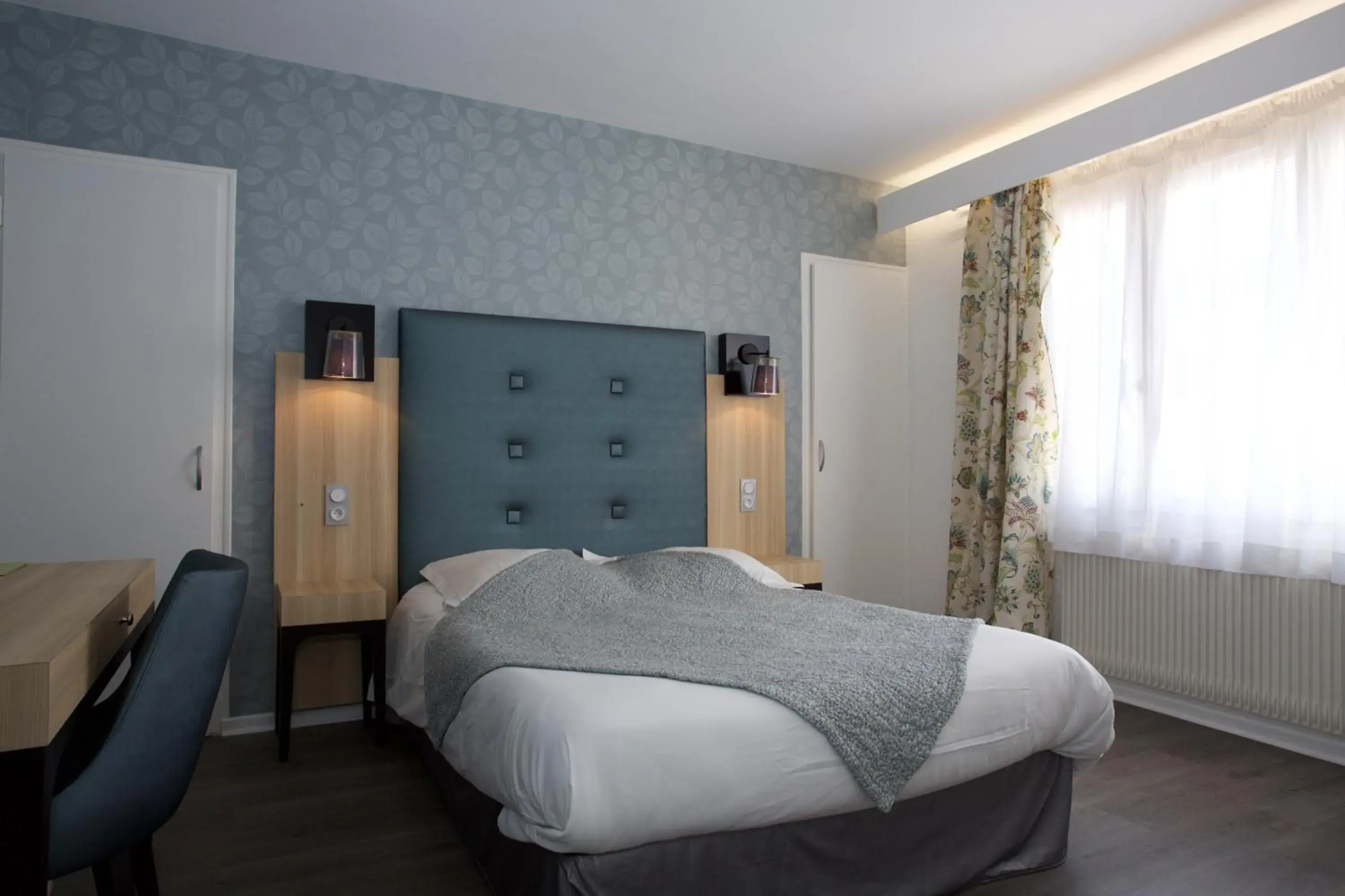 Bed in Logis Hotel Restaurant Spa Beau Site