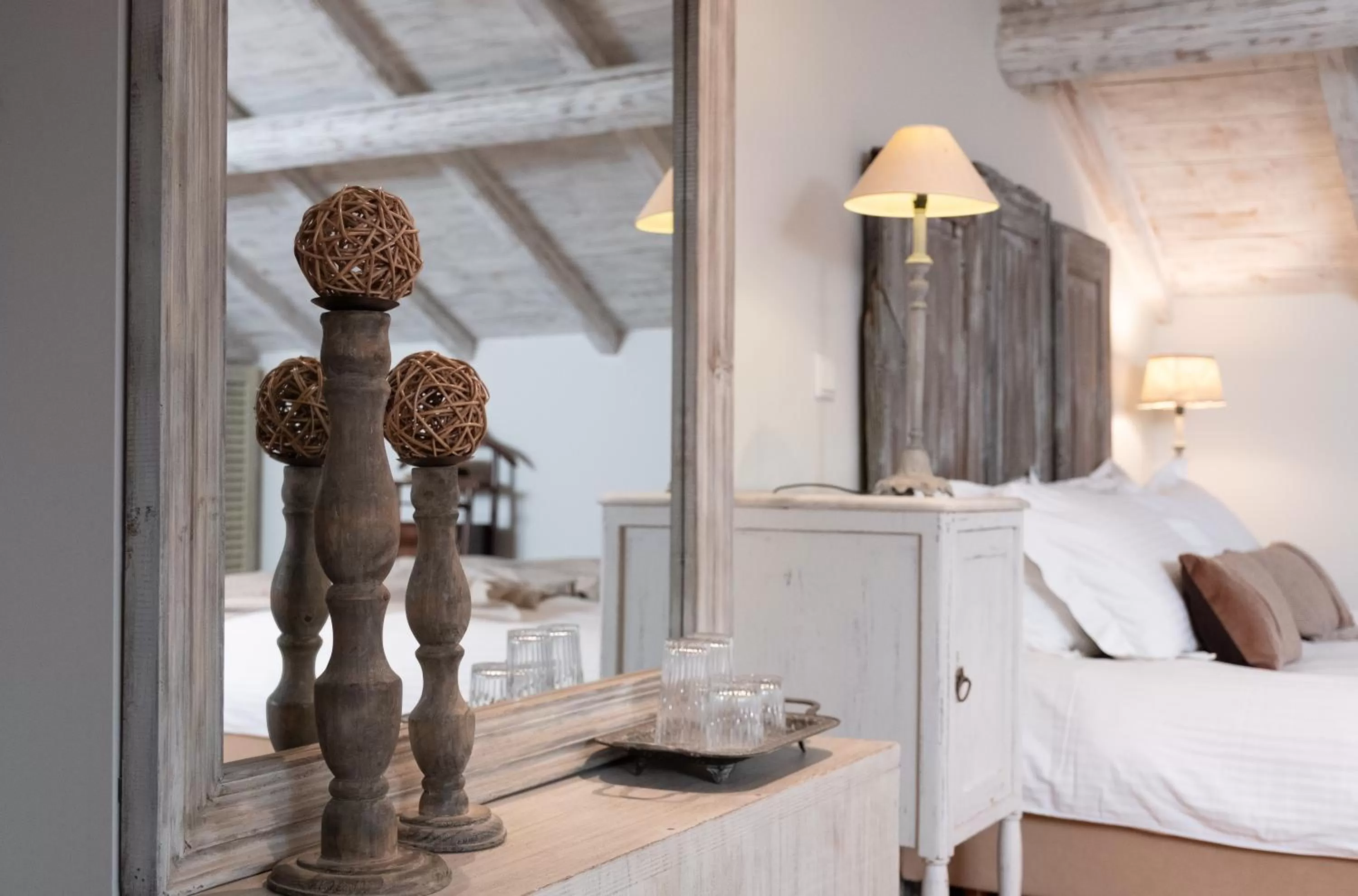 Bed in Amymone and Adiandi